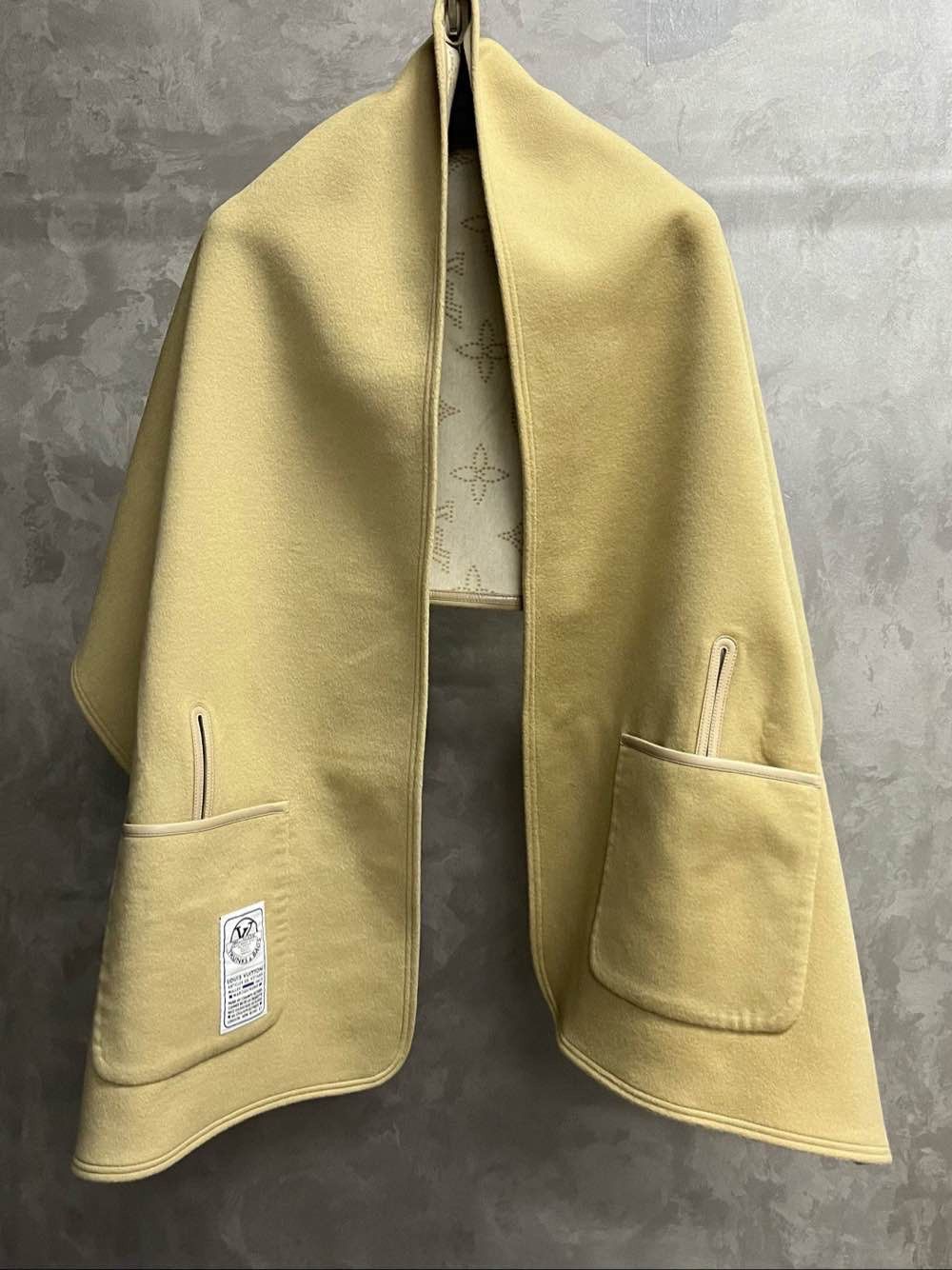 Louis Vuitton Louis Vuitton Monogram Cape One Size Size ONE SIZE - 1 Thumbnail