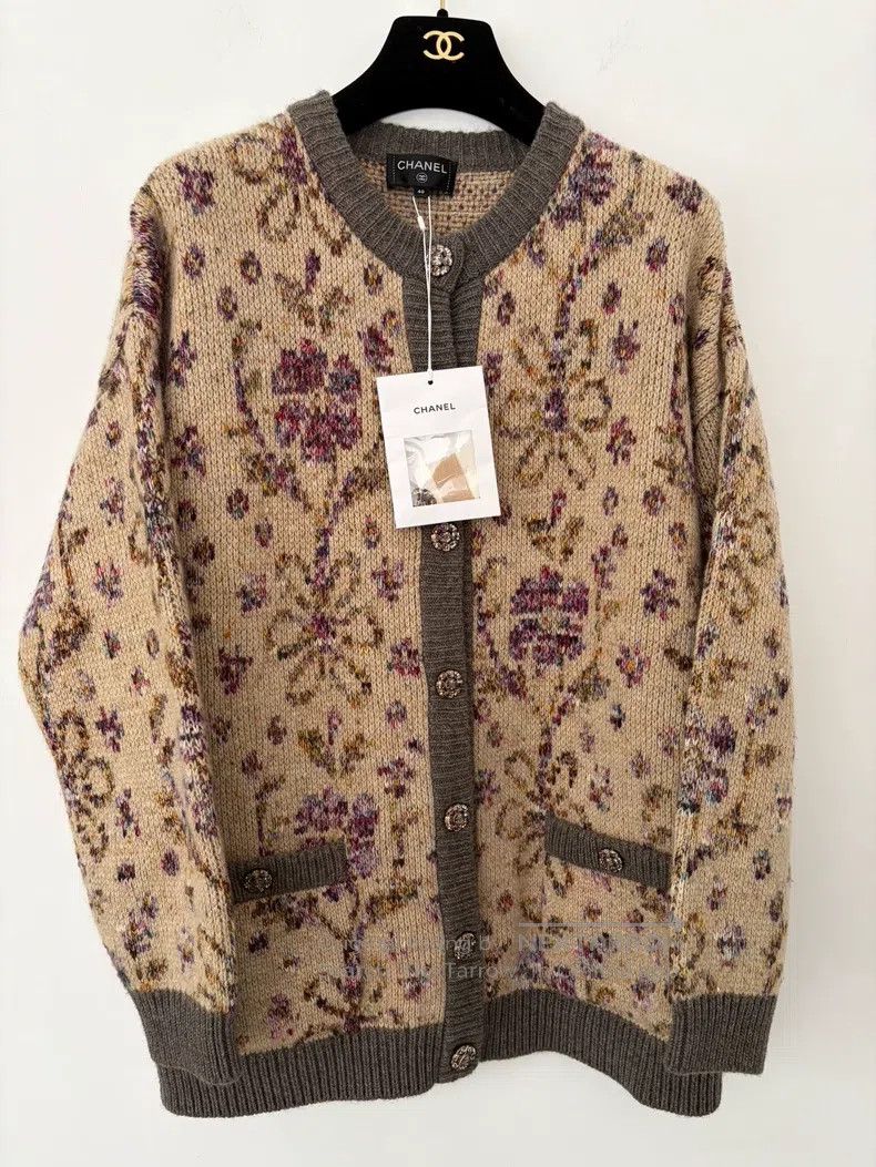 Chanel Chanel Khaki-coloured floral knitted round-neck long-sleev Size S / US 4 / IT 40 - 1 Thumbnail