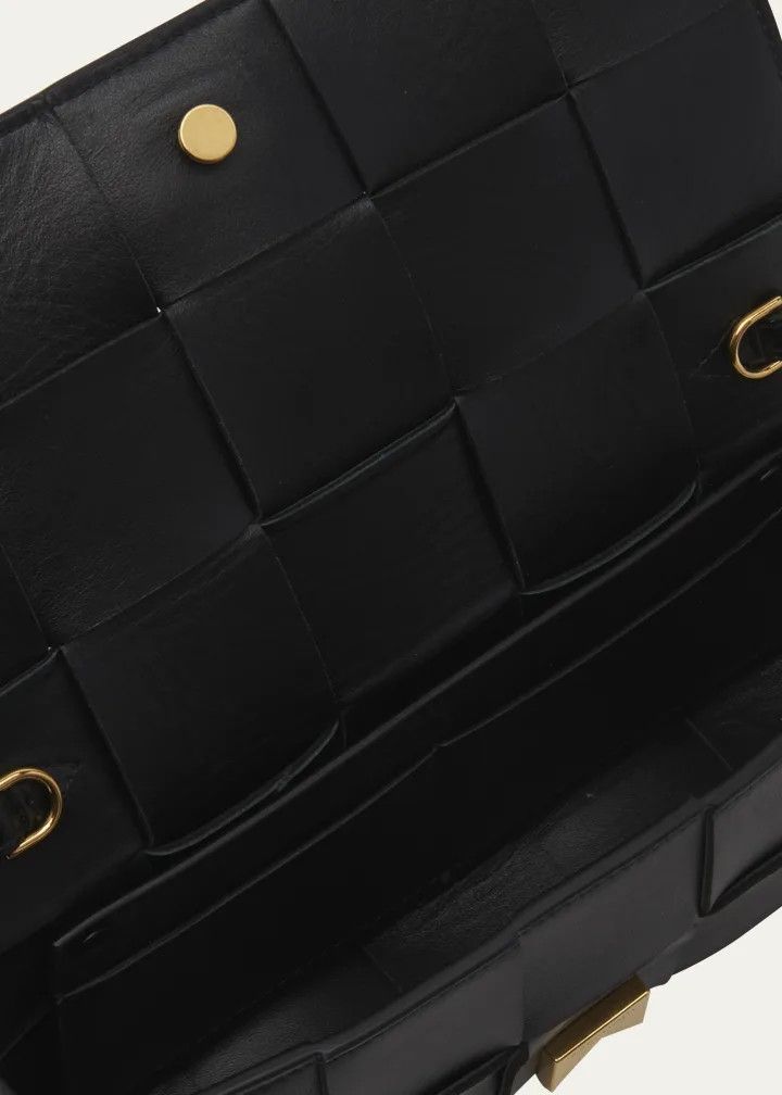 o1loc1c0824 Size: OS / Chain On Pouch in Black