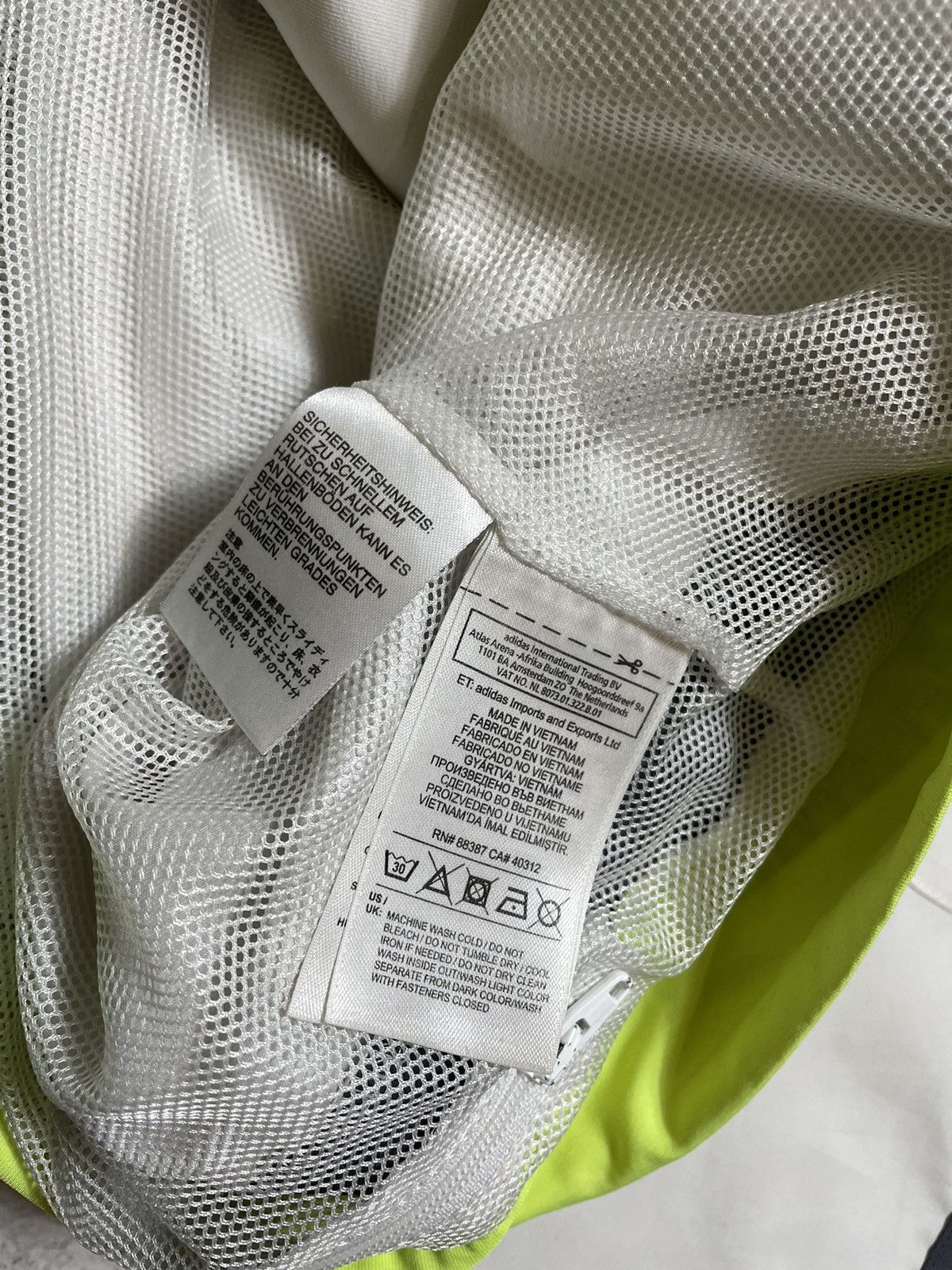 Adidas Nylon Adidas Real Madrid Blokecore Football Jacket Vintage Size US M / EU 48-50 / 2 - 13 Thumbnail