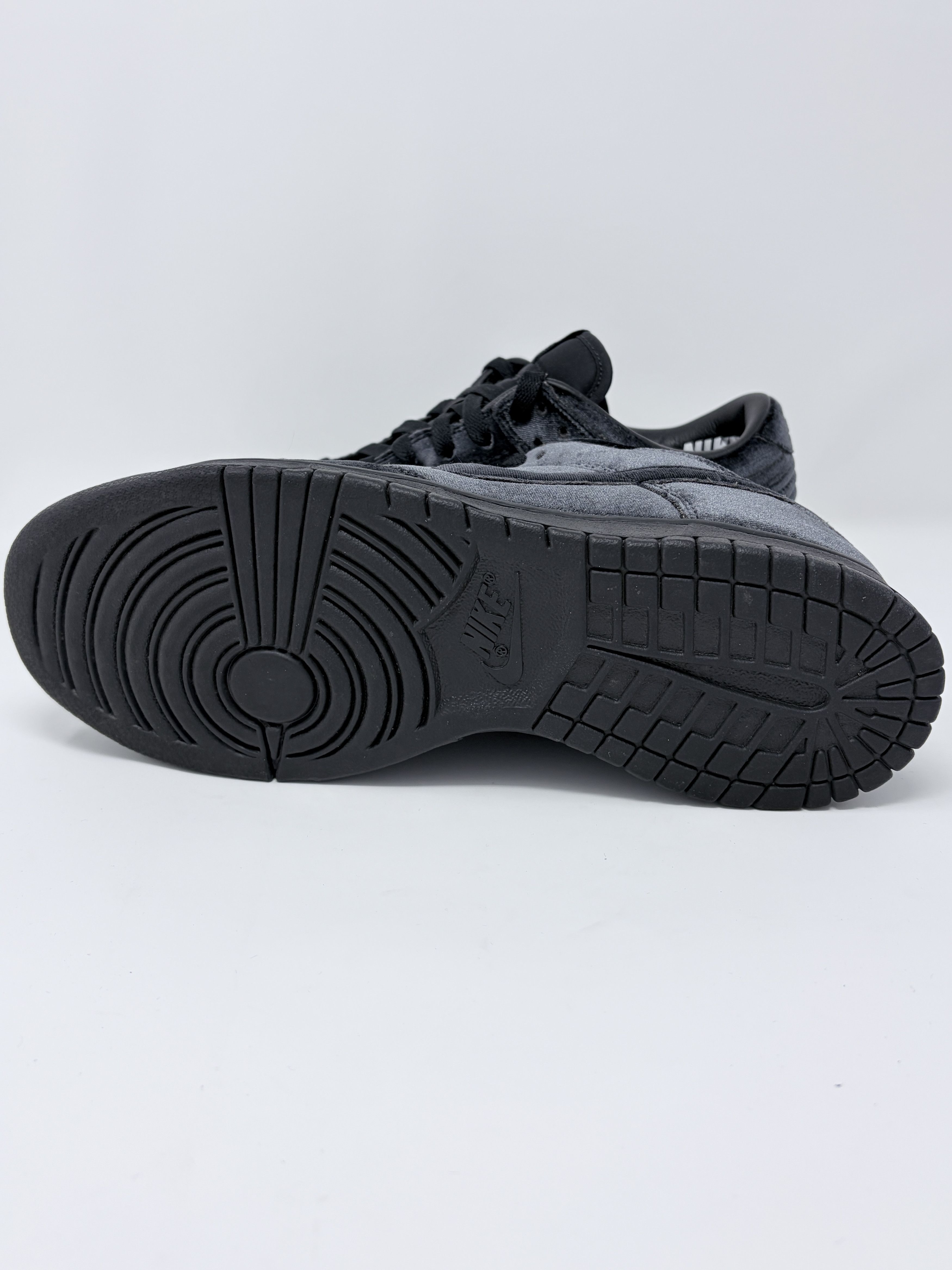 Dover Street Market × Nike DSM Nike Dunk Low Velvet Black Size US 9 / EU 42 - 5 Thumbnail