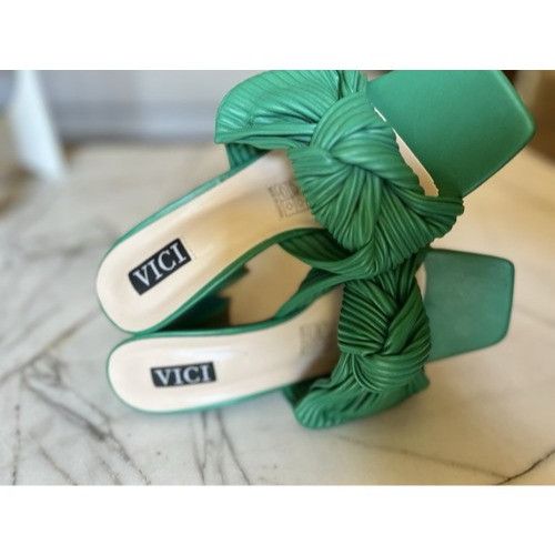 Other Vici Green Bow Sandals Women size US8 / EUR 38 / 2 1/2" Heel Size US 8 / IT 38 - 2 Thumbnail