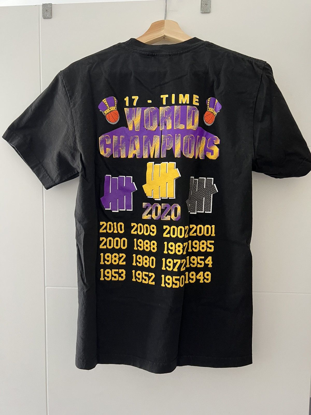 NBA × Undefeated Undefeated Lakers 2020 World Champion Shirt Size US M / EU 48-50 / 2 - 2 Thumbnail