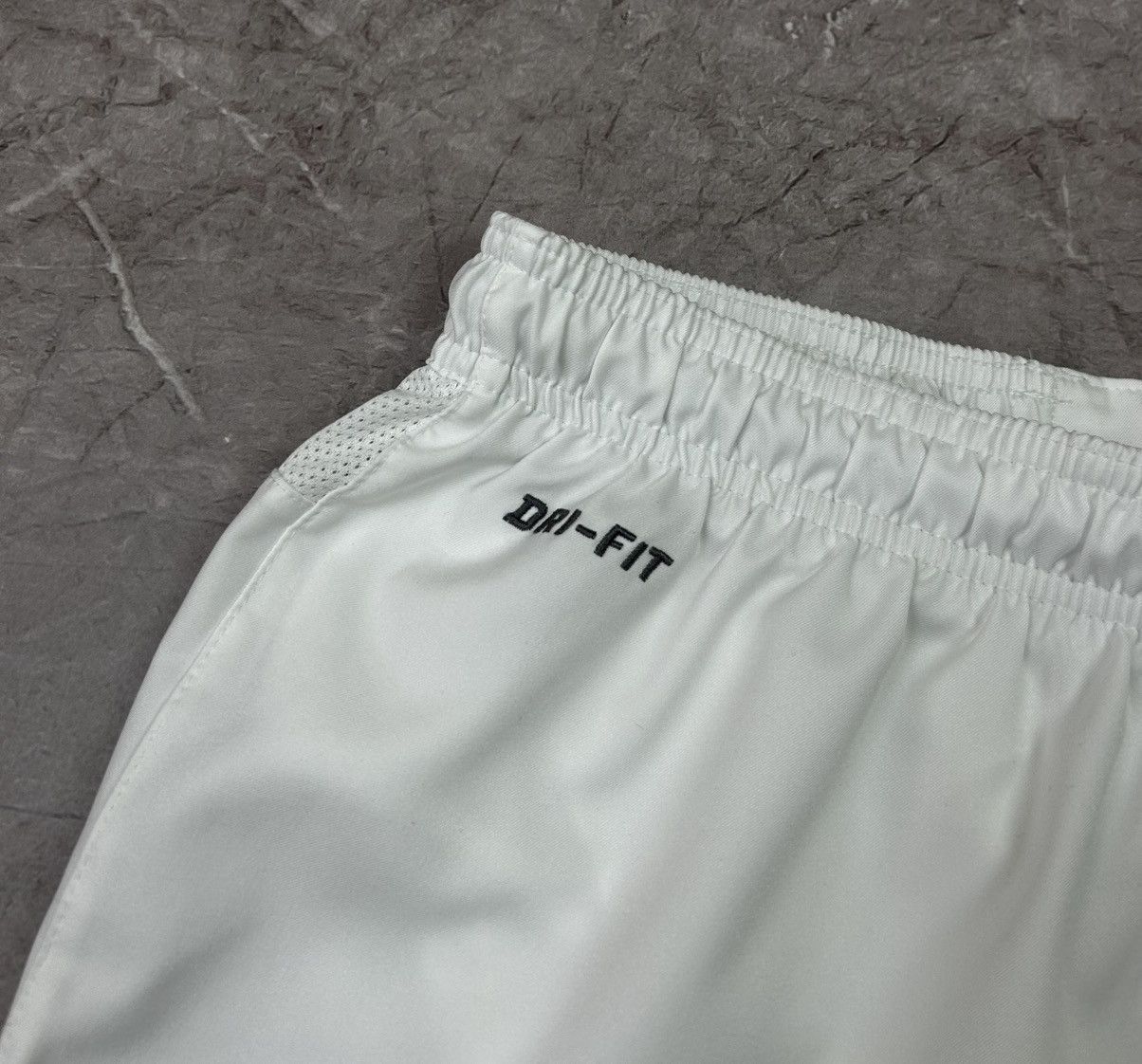 Nike Vintage Nike Manchester United shorts size L Size US L / EU 52-54 / 3 - 3 Thumbnail