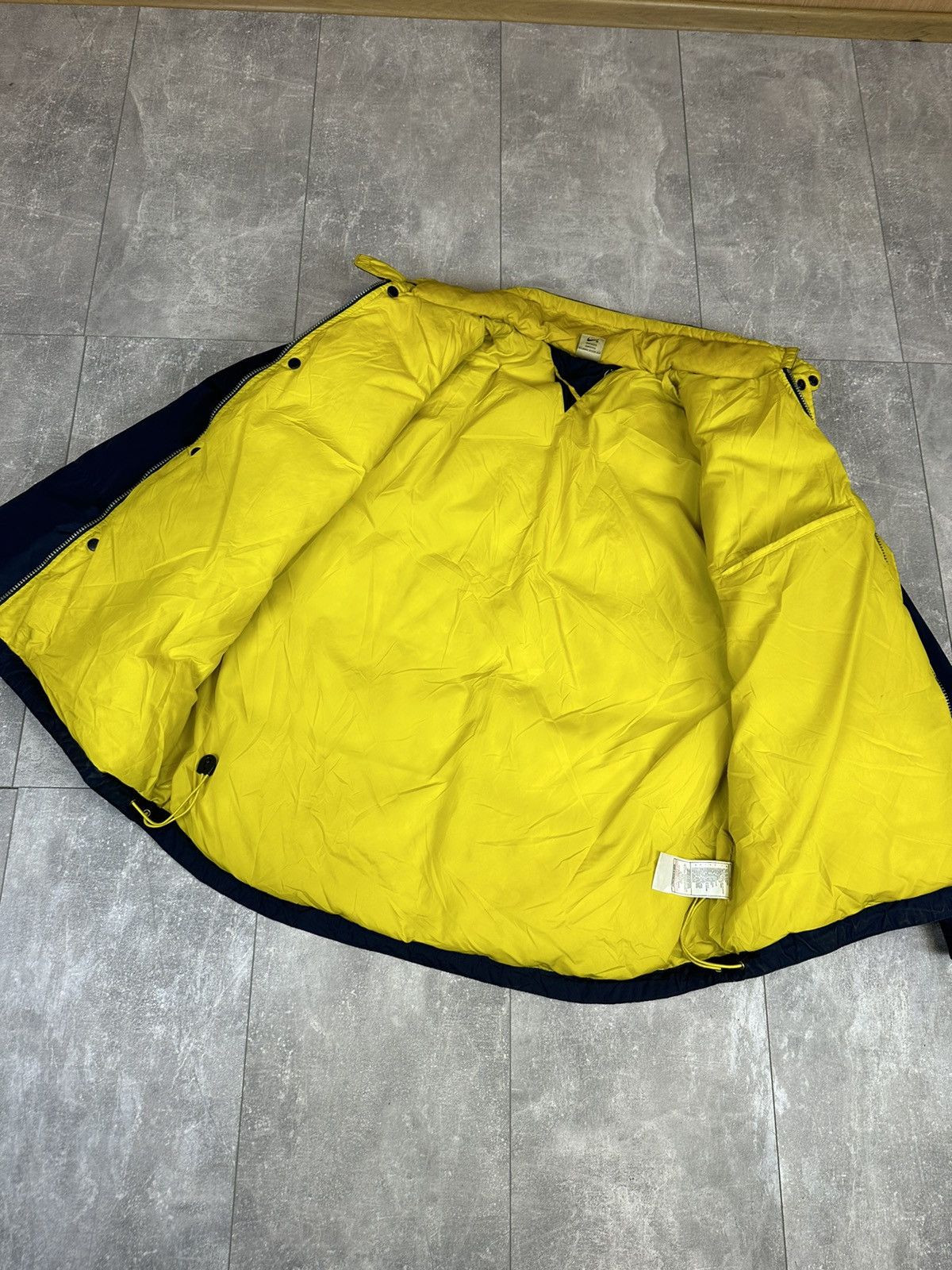 Vintage Men’s vintage rare Nike overprint logo Down jacket Size US L / EU 52-54 / 3 - 19 Thumbnail