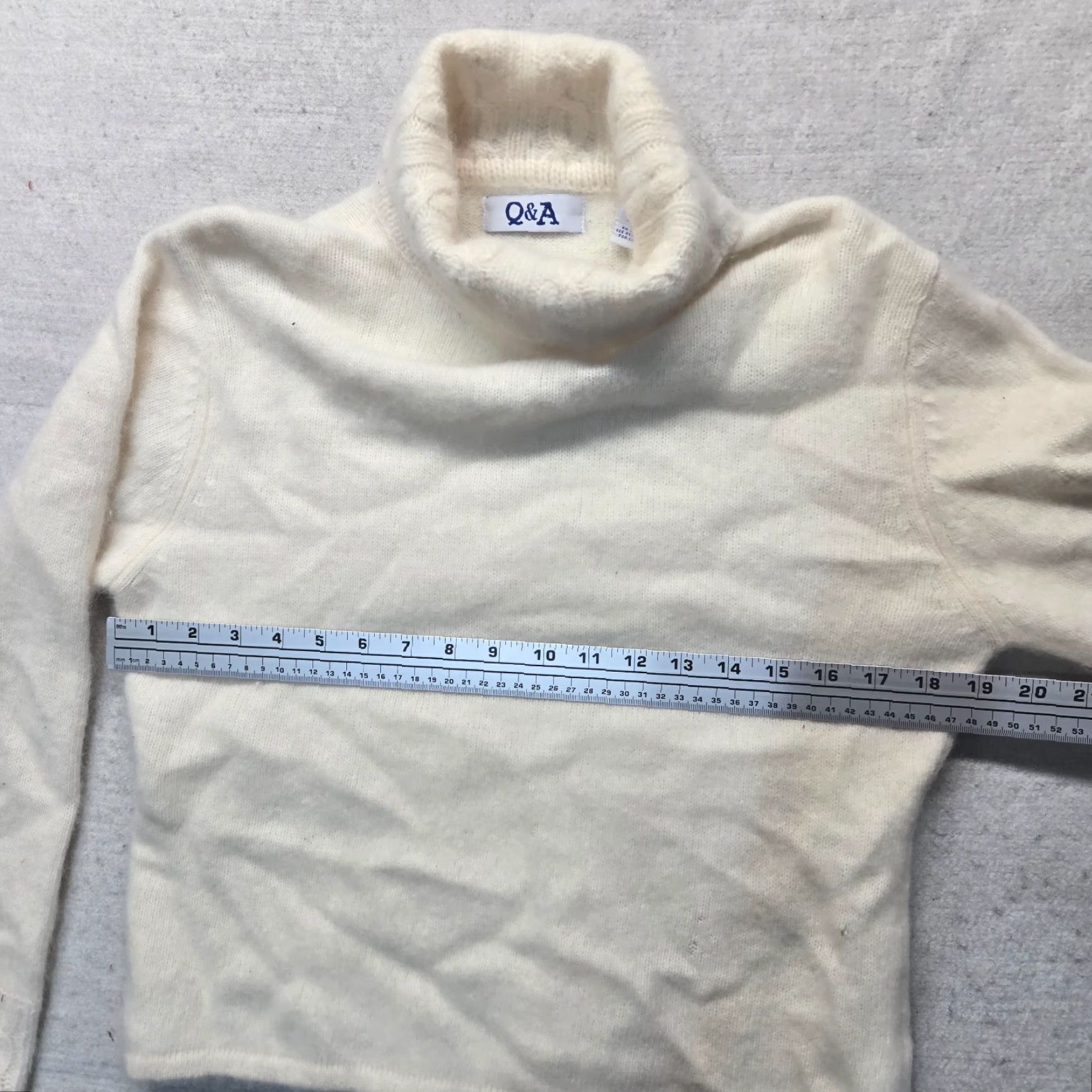Vintage Q&A Sweater Ivory White Cropped Long Sleeve Women’s L Large Knit Pullover V-Neck Lightweight Ribbed Cuff Fall Solid 90s or 00s Style Mens? Women? Size L / US 10 / IT 46 - 3 Thumbnail