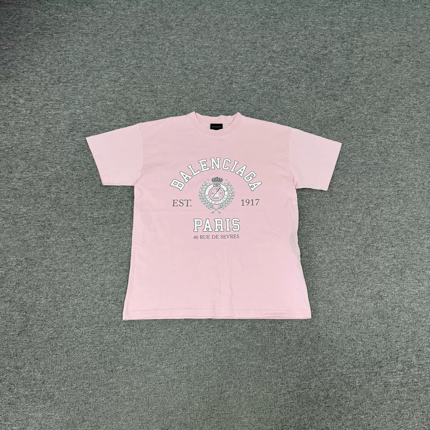 Balenciaga Balenciaga Pink Preppy Badge Print SS Tee XS 99N Size XS / US 0-2 / IT 36-38 - 1 Thumbnail