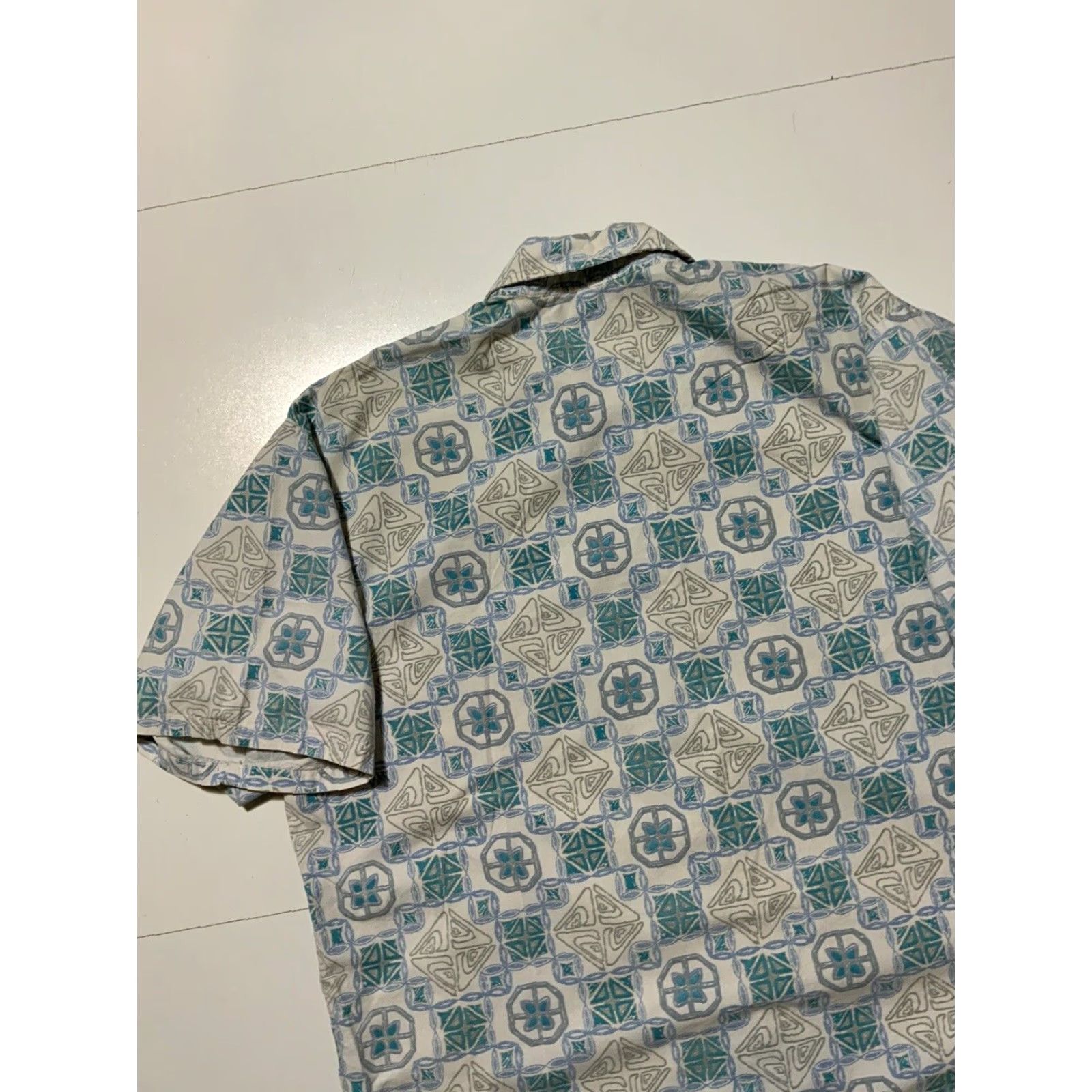 Quiksilver VINTAGE Quiksilver Geometric Tribal Surf Skate Hawaiian Button Shirt XL Mens Size US XL / EU 56 / 4 - 4 Thumbnail