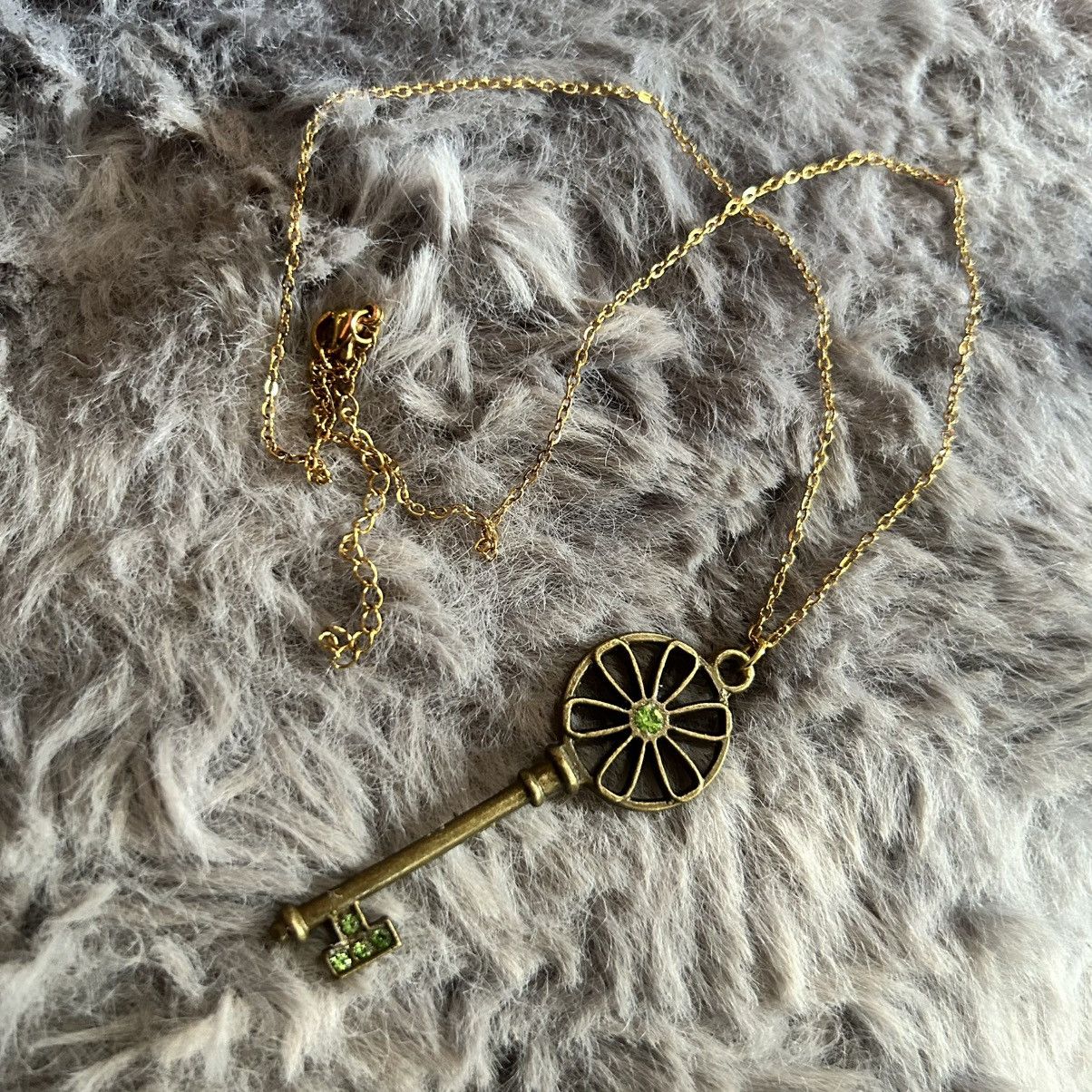 Handmade Handcrafted vintage peridot stone skeleton key necklace Size ONE SIZE - 7 Thumbnail