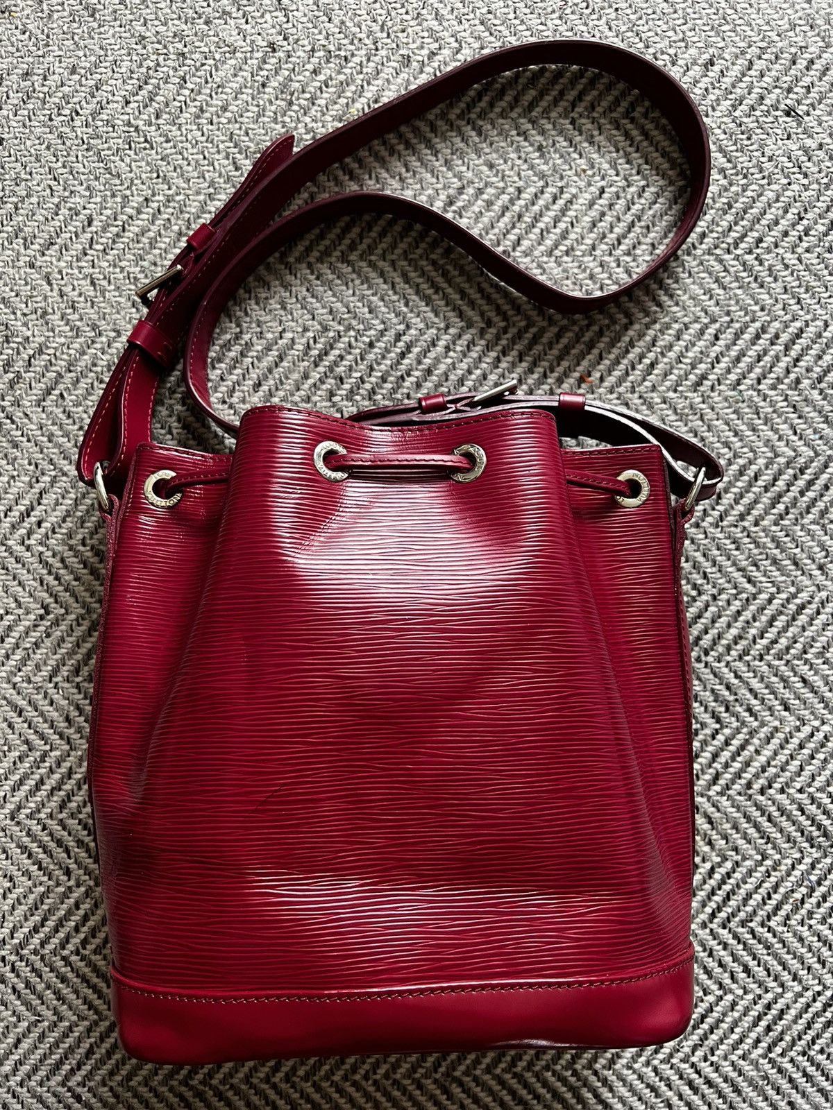 Louis Vuitton Louis Vuitton Fuchsia Epi Leather Noe BB Bag Size ONE SIZE - 2 Thumbnail