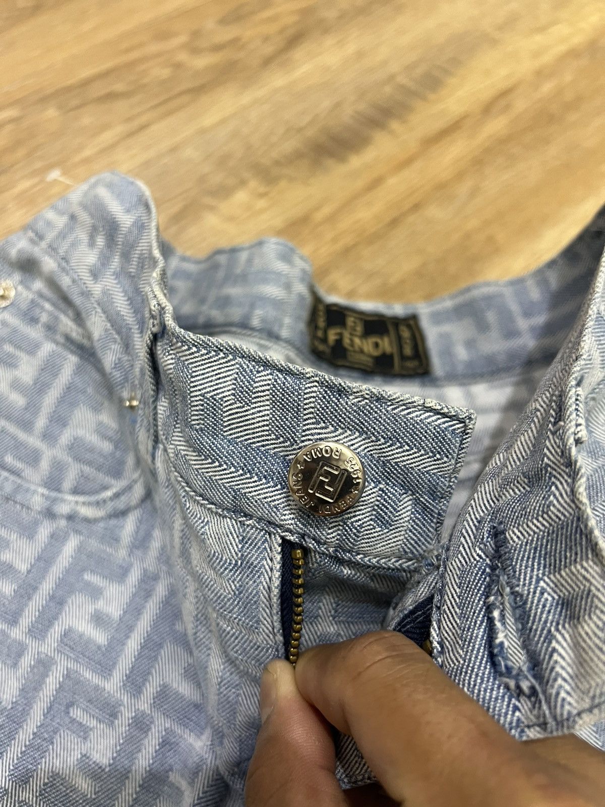 Fendi VINTAGE FENDI MONOGRAM ITALIAN DESIGNER JEANS DENIM Size US 26 / EU 42 - 11 Thumbnail