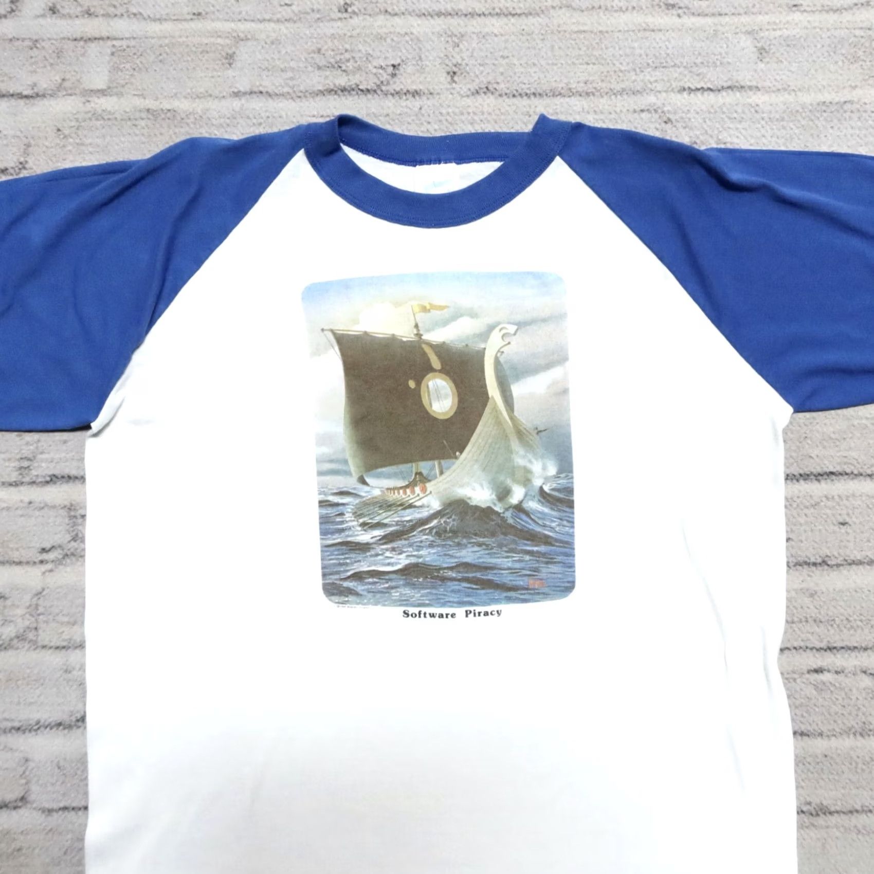 Vintage Vintage Robert Tinney Art Raglan Shirt XL White Raglan Shirt Mens Vintage 1981 Software Piracy 80s Shirt Size US XL / EU 56 / 4 - 2 Thumbnail