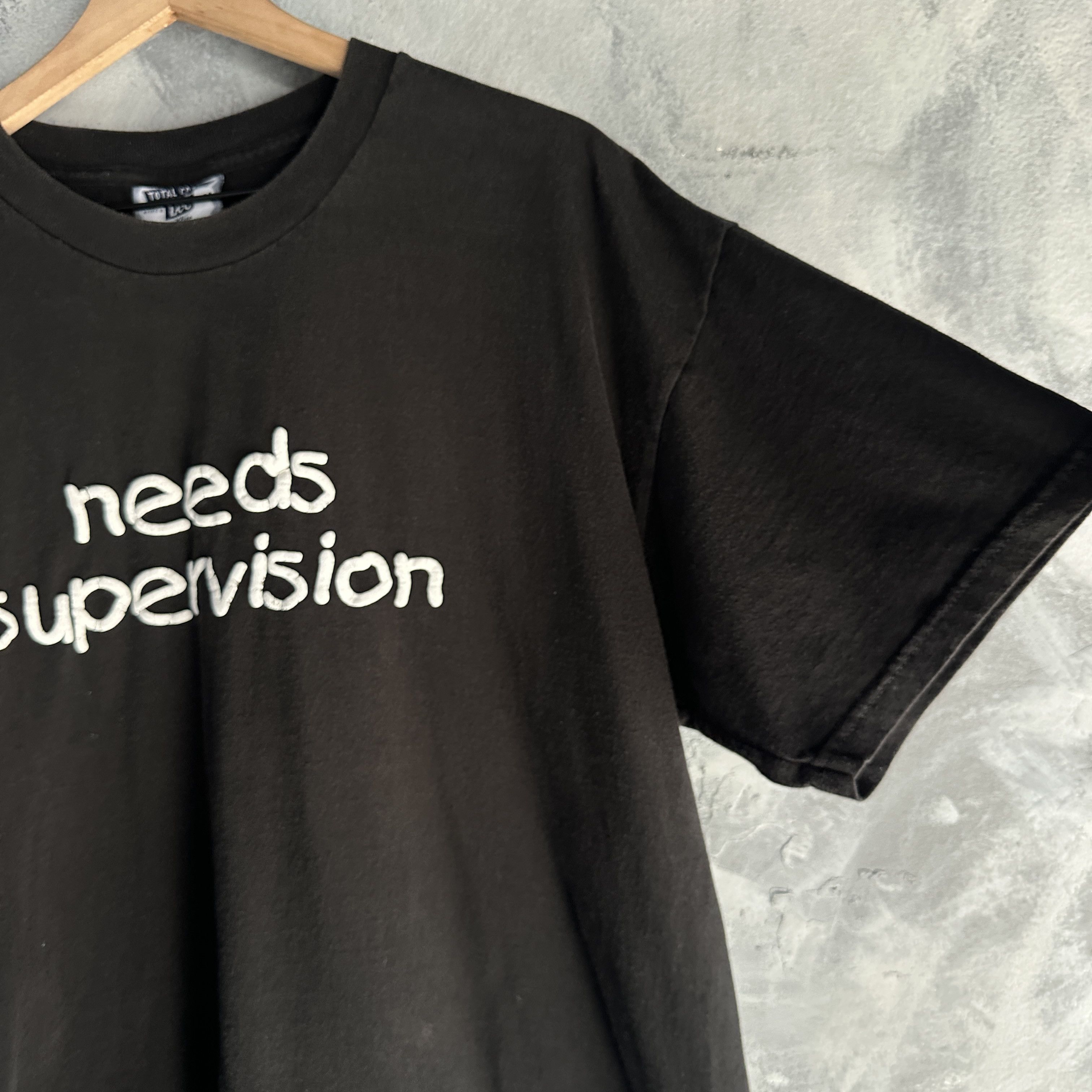 Lee Vtg Needs Supervision T Shirt Black Funny Joke Puff Print Size US XL / EU 56 / 4 - 4 Thumbnail