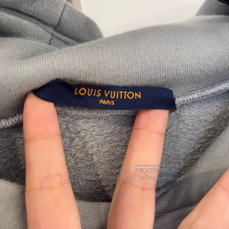 Louis Vuitton Louis Vuitton Embossed shield print hooded sweatshirt Size US L / EU 52-54 / 3 - 3 Thumbnail