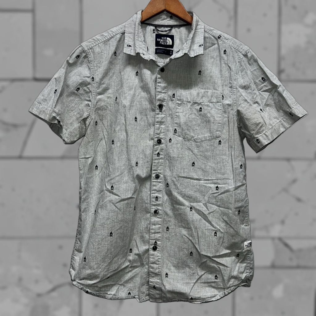 The North Face The North Face Gray Button-Up Shirt Mens M Short Sleeve Regular Fit Button-Front Mens Redundant? Size US M / EU 48-50 / 2 - 1 Thumbnail