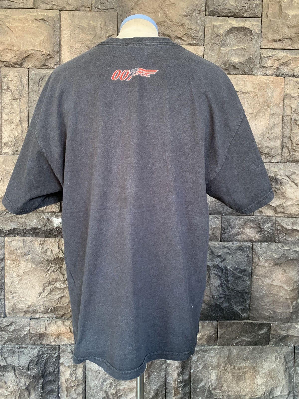 Vintage Vintage The World Is Not Enough 007 James Bond Movie T shirt Size US XL / EU 56 / 4 - 5 Thumbnail