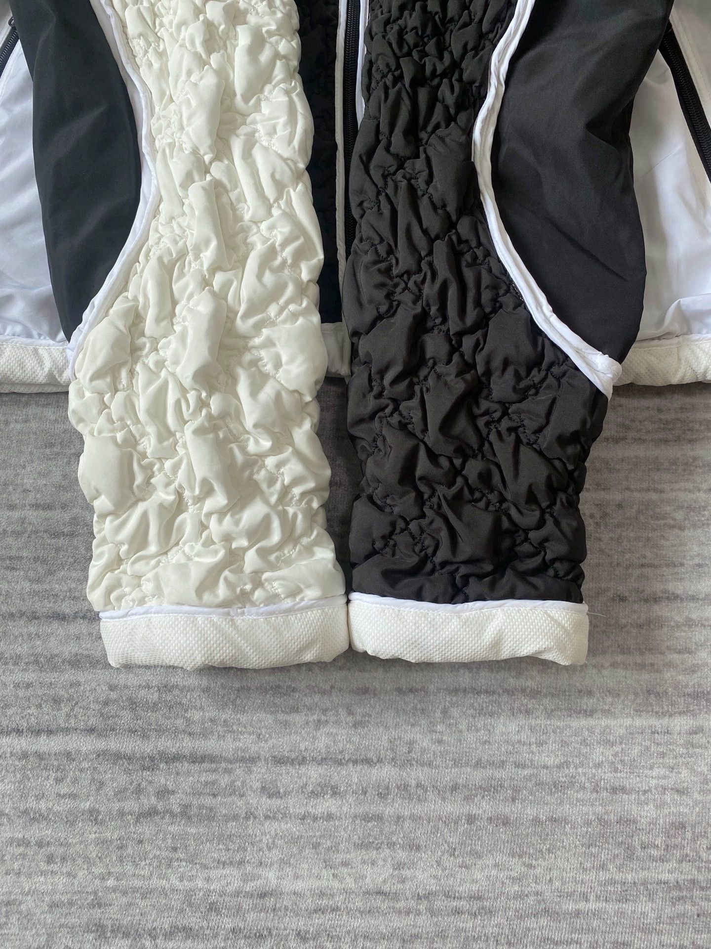 Kusikohc Kusikohc Black & White Irregular Pleated Decon Down Coat Size L / US 10 / IT 46 - 6 Thumbnail