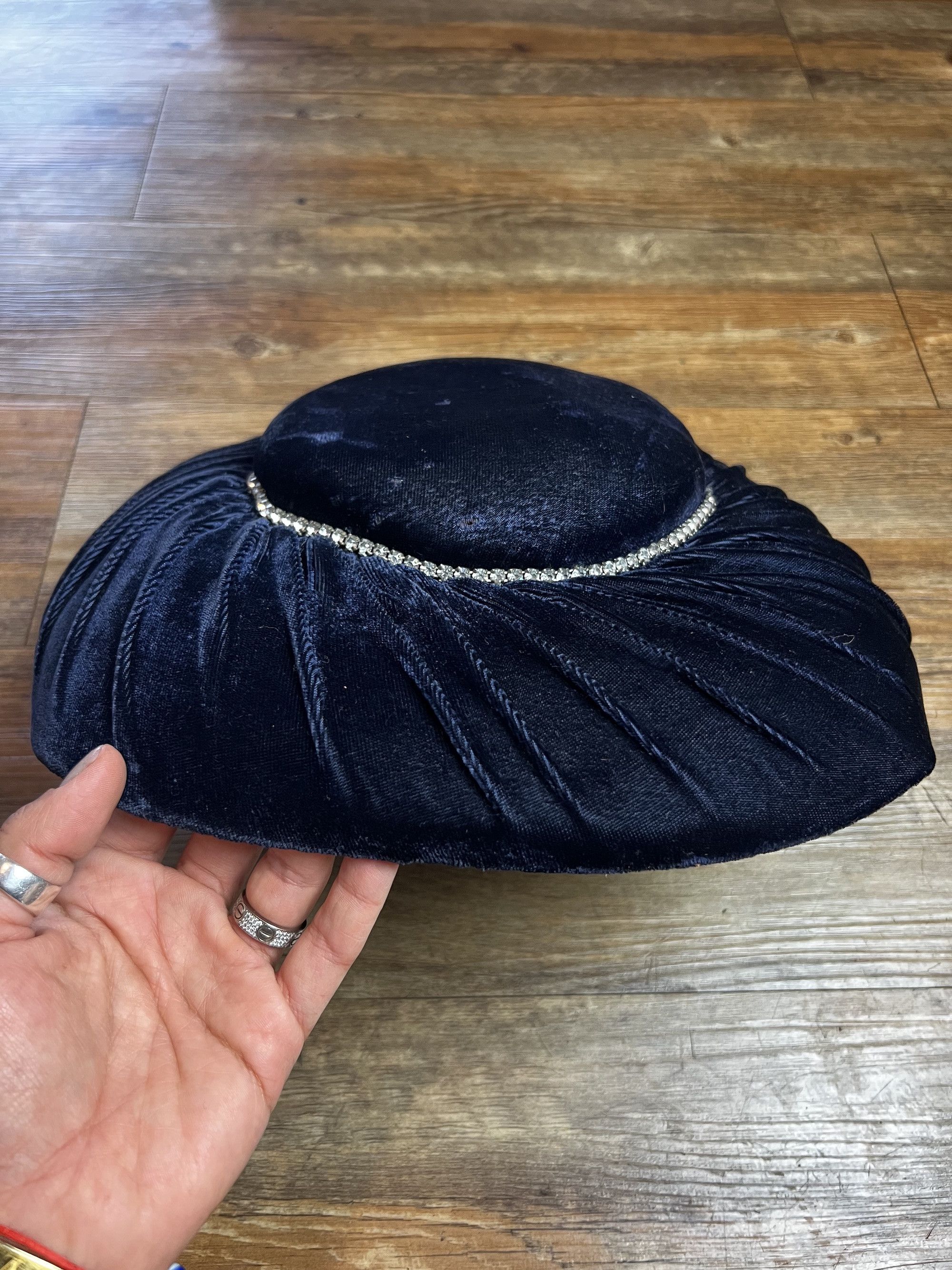 Vintage Vintage 1950s Wide Brim Velvet Platter Hat w Rhinestone Trim Size ONE SIZE - 3 Thumbnail