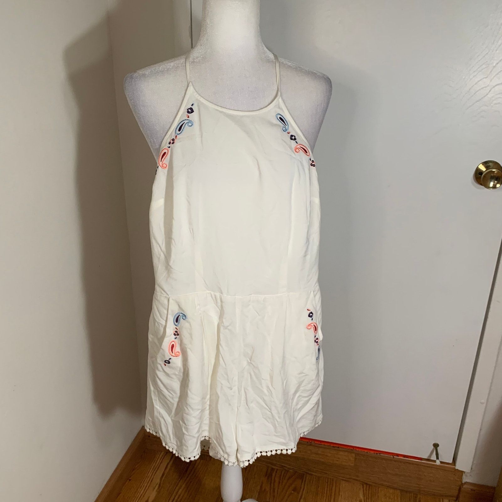 Other Candie’s Embroidered Halter Lace Pockets Romper Size M (NWT) Size 30" / US 8 / IT 44 - 5 Thumbnail