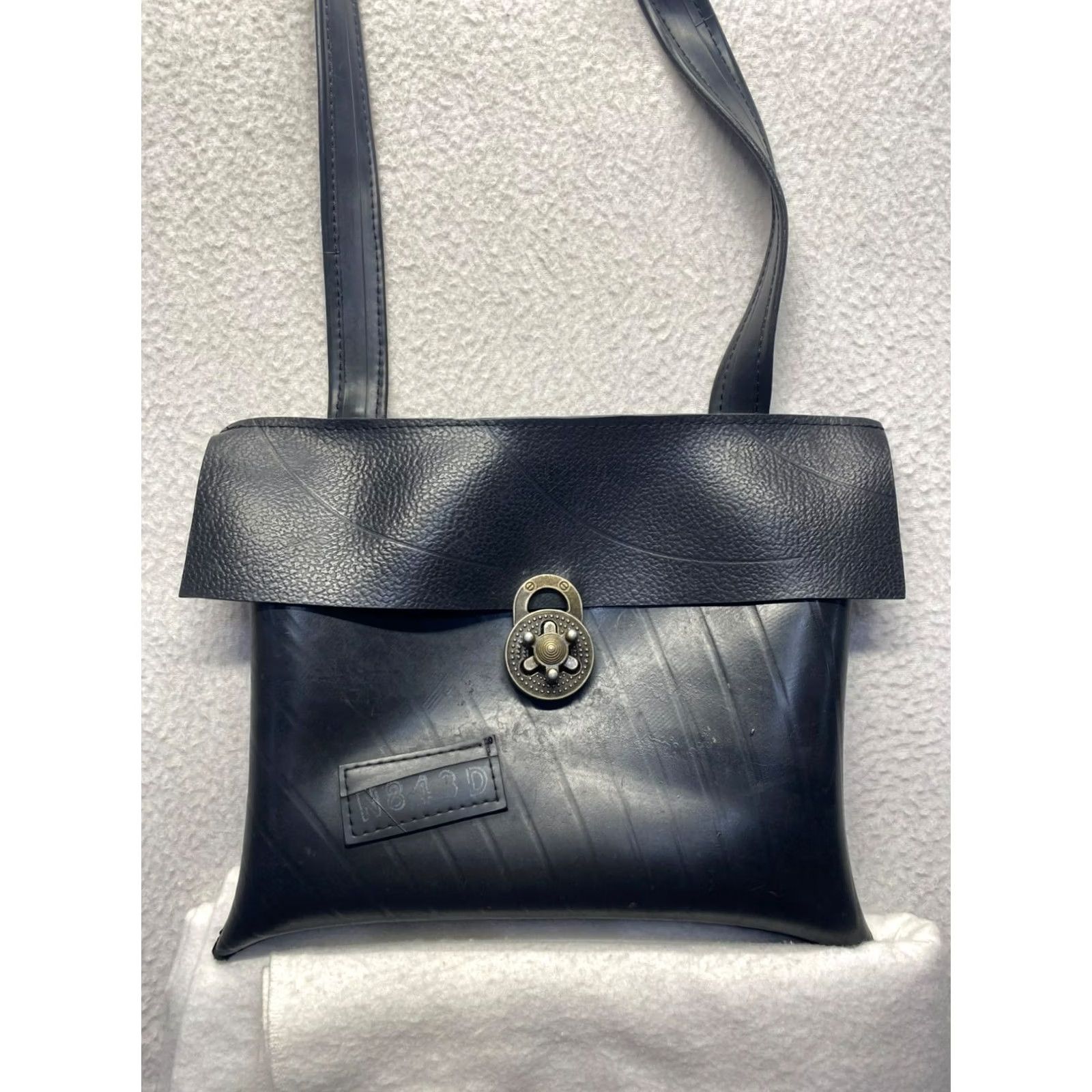 Vintage VINTAGE Recycled inner tube purse Crossbody Womens One size Black Rubber 8x9.5 Like New Size ONE SIZE - 3 Thumbnail