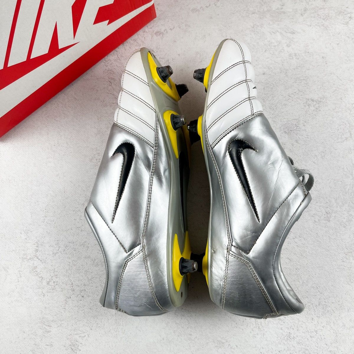 Nike Vintage 00s Nike Total 90 Air Silver Football Boots 2005 Size US 11 / EU 44 - 7 Thumbnail