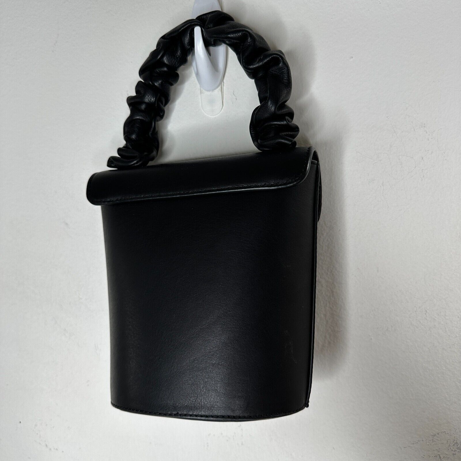 & Other Stories & Other Stories Black Scrunchy Handle Leather Barrel Purse Size ONE SIZE - 8 Thumbnail