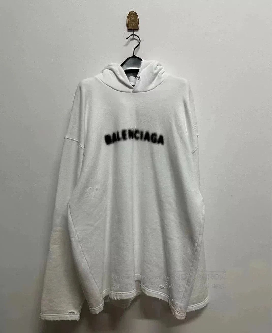 Balenciaga Balenciaga S22 White Distressed Logo Sweatshirt. Size US S / EU 44-46 / 1 - 1 Thumbnail