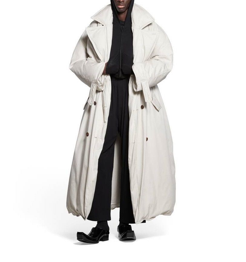 Balenciaga o1bcso1str1025 Maxi Padded Trench Coat in White Size US M / EU 48-50 / 2 - 3 Thumbnail