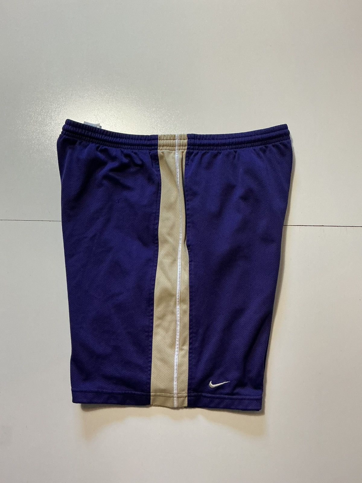 Nike Nike Washington University Huskies 8” Basketball Shorts Size US 36 / EU 52 - 2 Thumbnail
