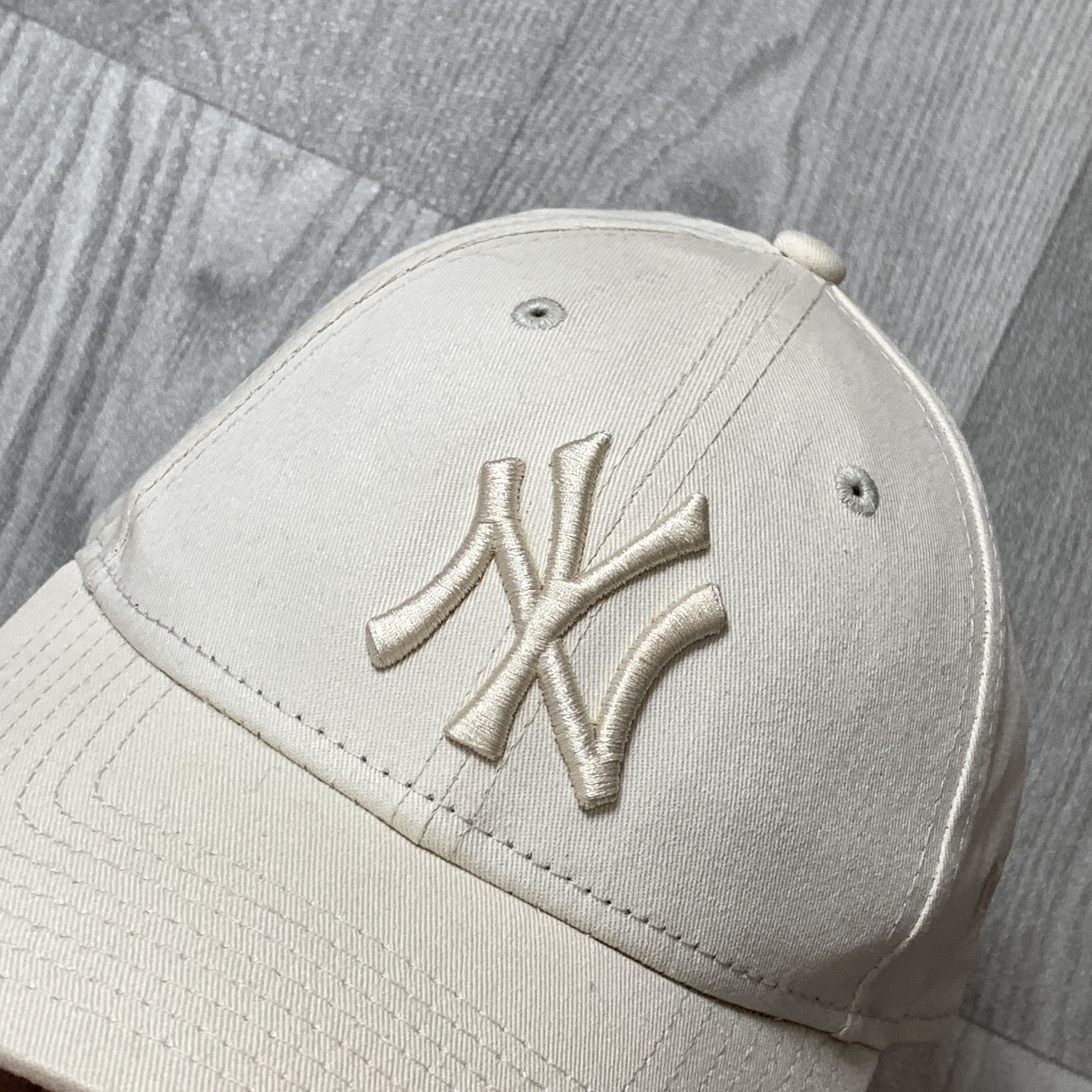 New Era New York Yankees New Era Embroidered Beige Baseball Cap Hat Size ONE SIZE - 5 Thumbnail