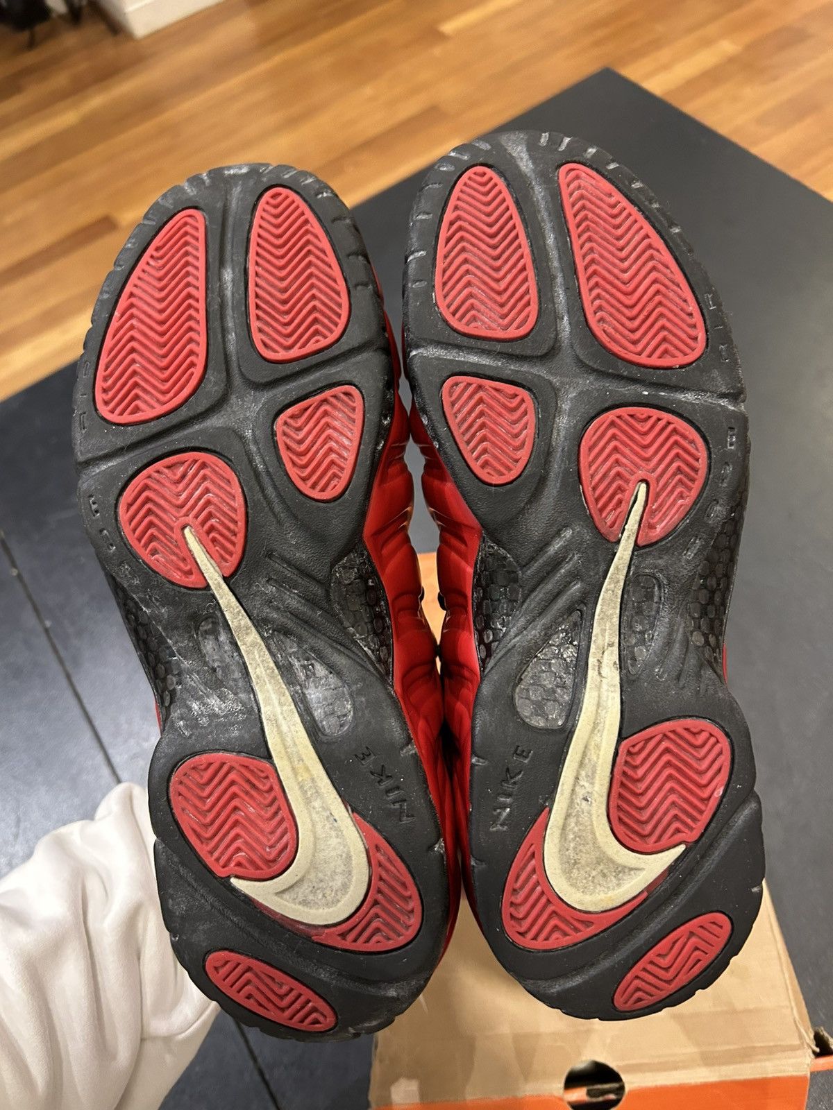 Nike Nike Air Foamposite ‘Varsity Red’ Size US 11 / EU 44 - 5 Thumbnail