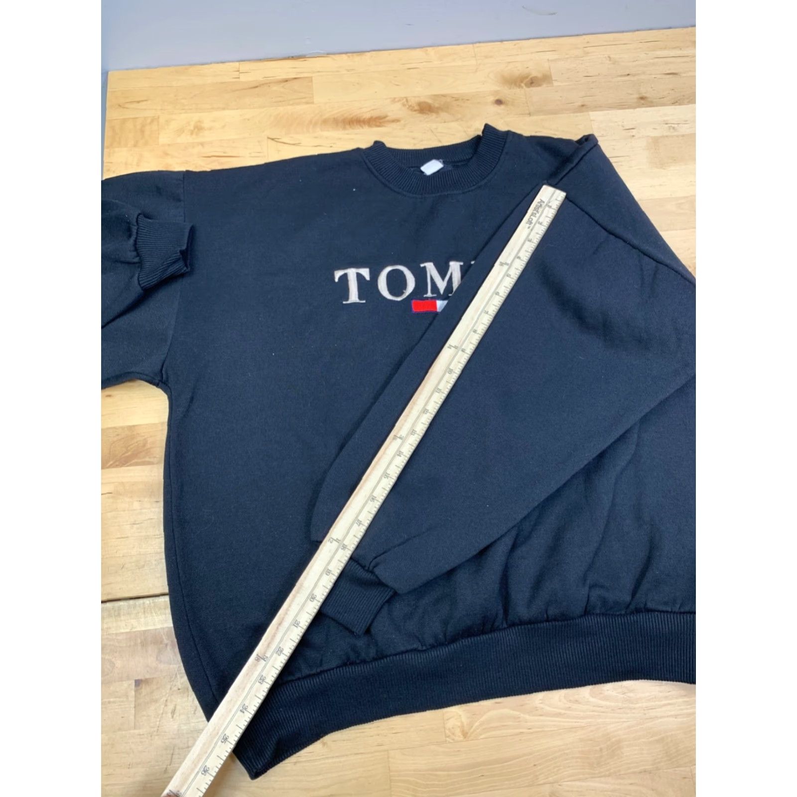 Tommy Hilfiger VINTAGE Tommy Hilfiger Sweatshirt Mens L Black Embroidered USA 90s Sports Pullover Size US L / EU 52-54 / 3 - 6 Thumbnail