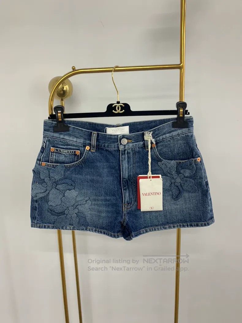 Valentino Valentino Three-dimensional embossed flower denim shorts Size 26" / US 2 / IT 38 - 1 Thumbnail
