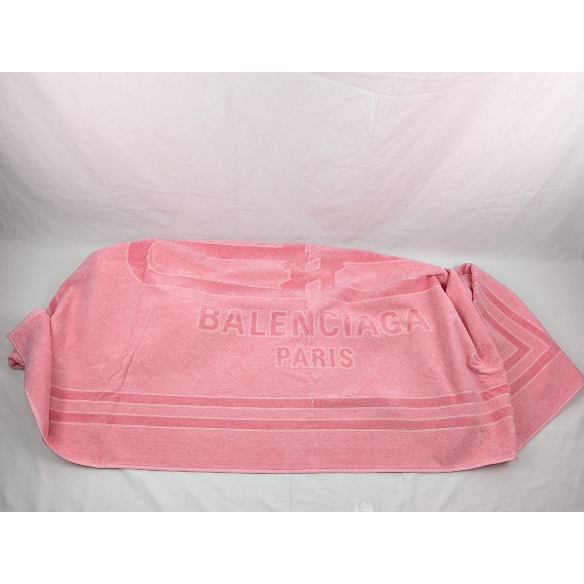 Balenciaga o1rshd1 Size: OS / SA BB Paris Icon Towel in Pink Size ONE SIZE - 6 Thumbnail
