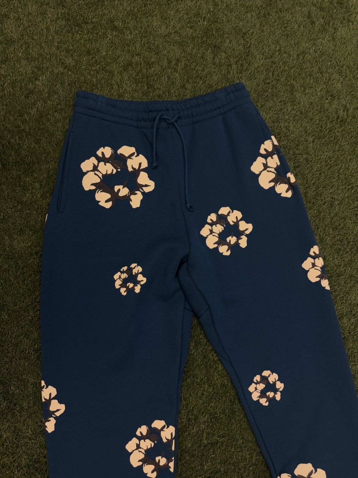 Cactus Plant Flea Market × DENIM TEARS Denim Tears x CPFM Sweatpants Cotton Wreath Size S (NEW) Size US 30 / EU 46 - 5 Thumbnail