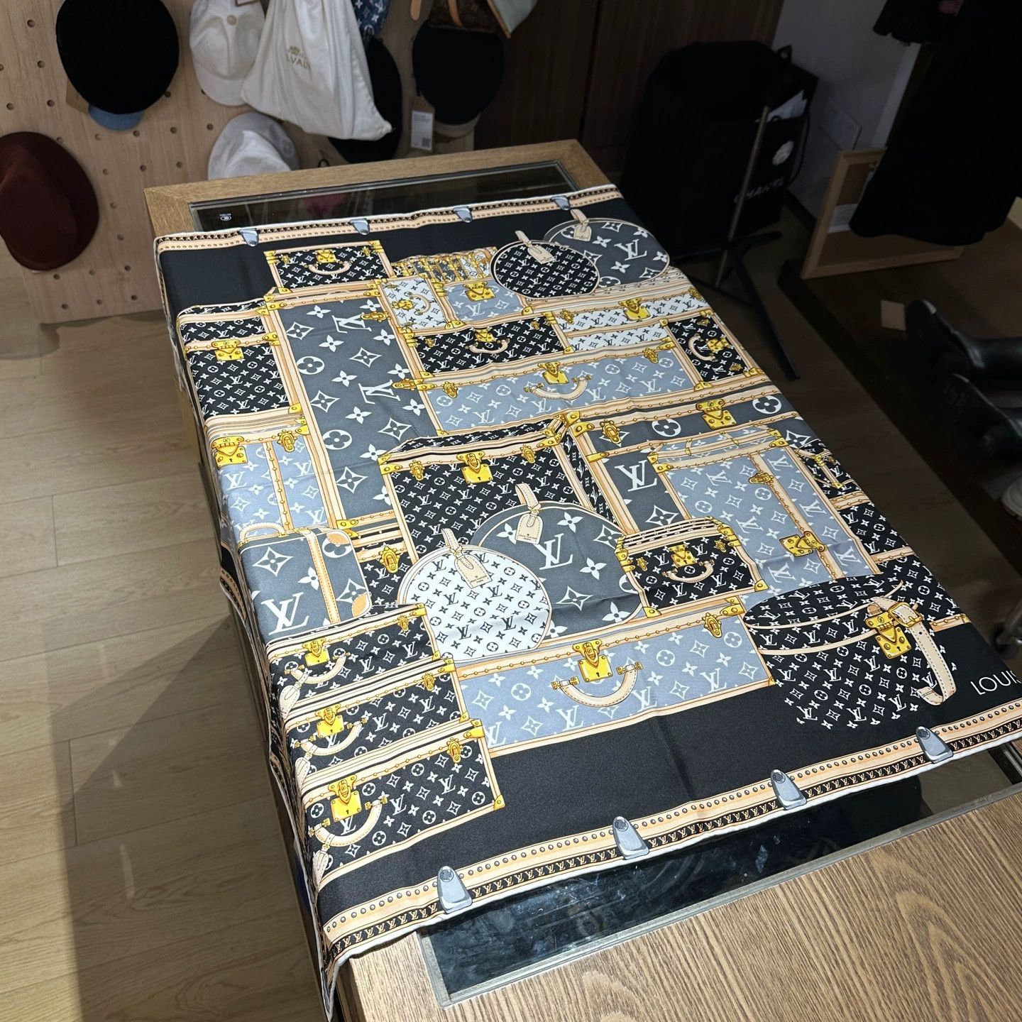 Louis Vuitton Louis Vuitton Monogram Silk Scarf 90x90cm may310 Size ONE SIZE - 1 Thumbnail