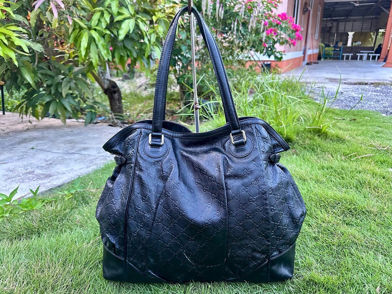 Gucci Authentic Gucci Guccisima Black Leather Full Moon Large Tote Size ONE SIZE - 2 Thumbnail
