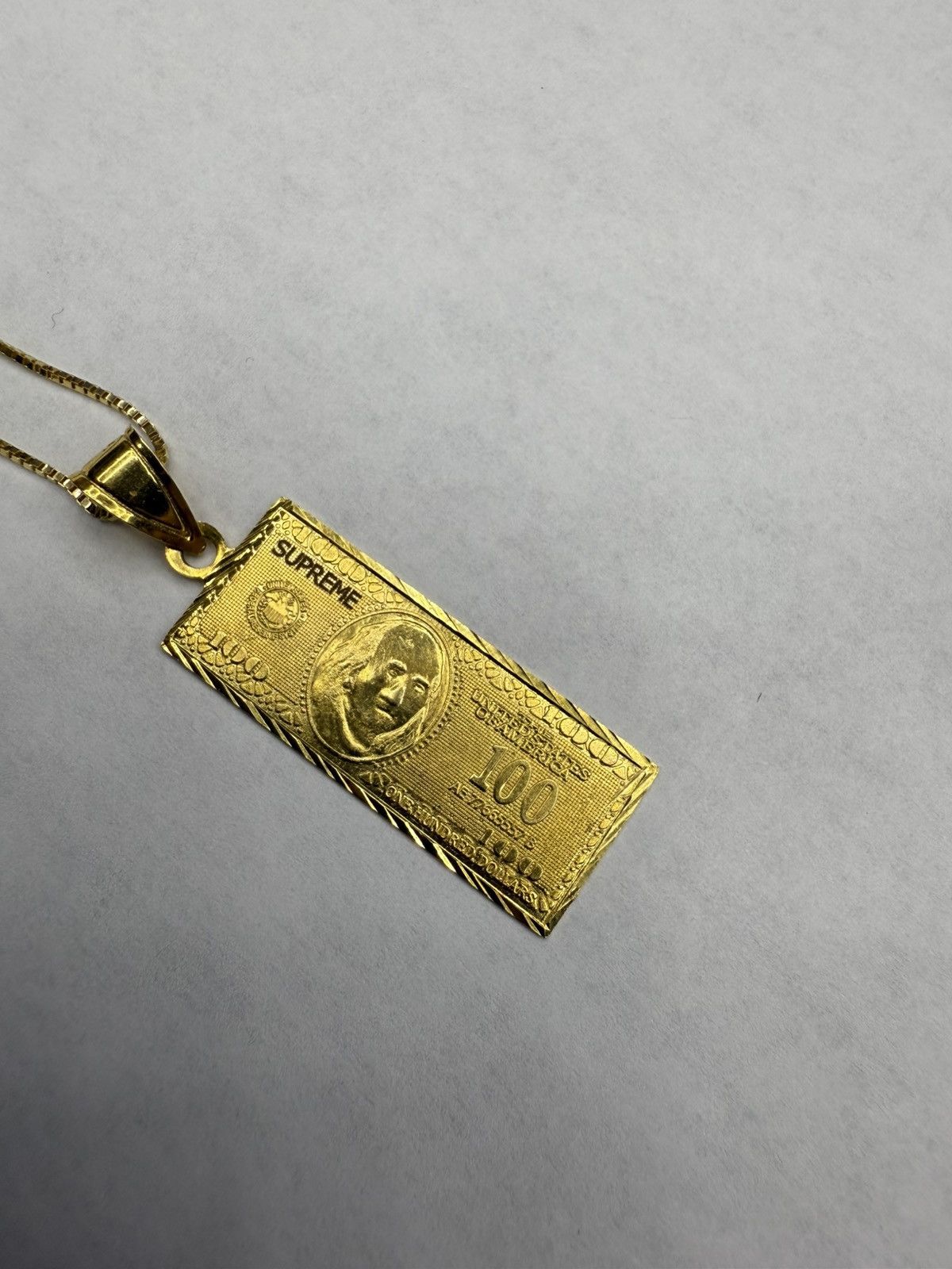 アクセサリー Supreme 100 Dollar Bill Gold Pendant Supreme 100 Dollar Bill Gold Pendant Gold - FW17 - US