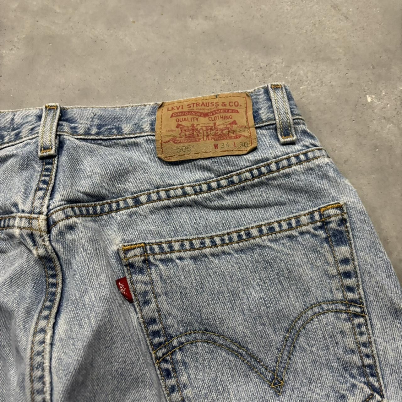 Levi's × Vintage Crazy Vintage Y2K/2000s Levis Light Wash Essential Denim Jeans! Size US 32 / EU 48 - 7 Thumbnail