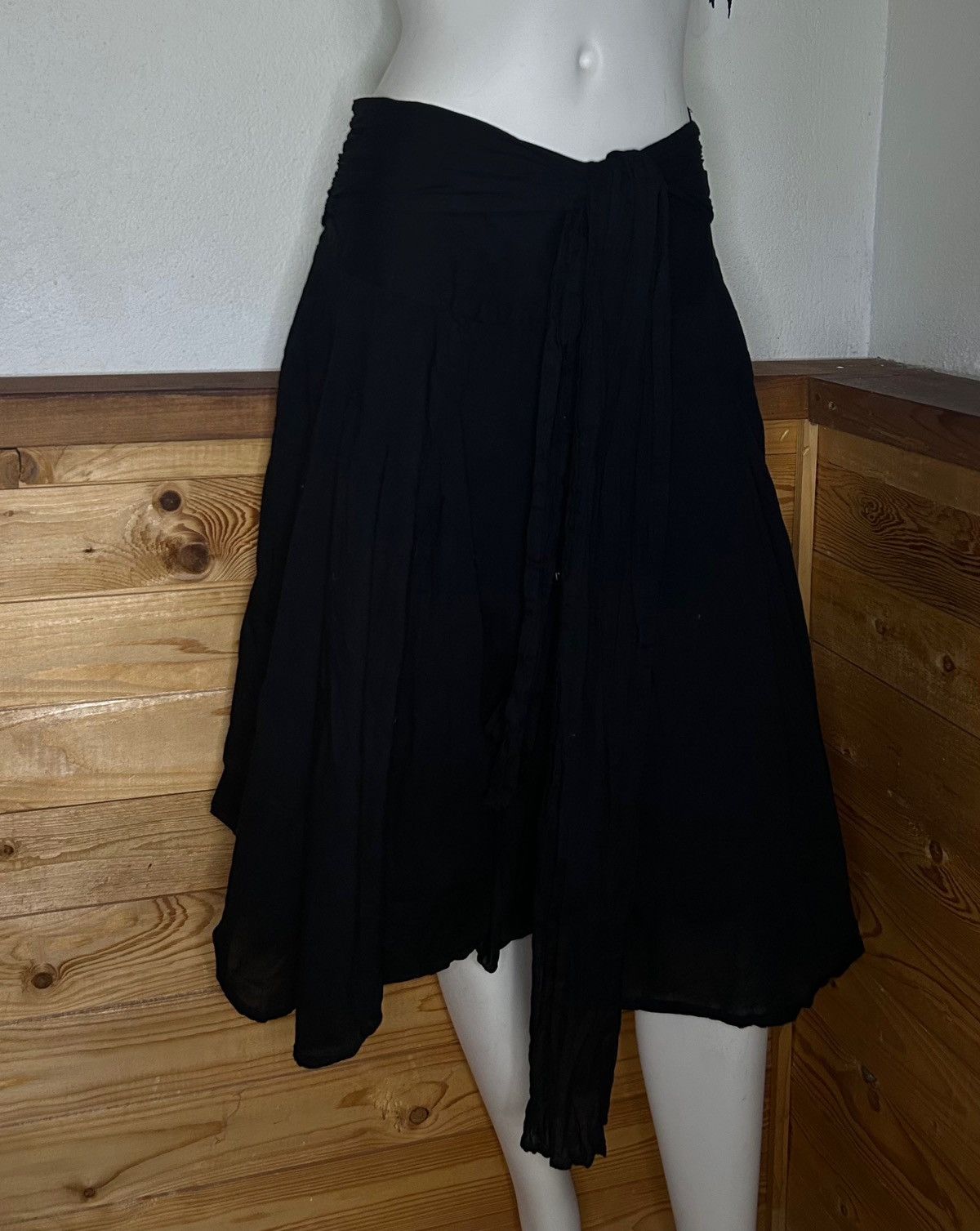 Japanese Brand Black Minimalist Ruffled Black Skirt Size 27" / US 4 / IT 40 - 1 Thumbnail