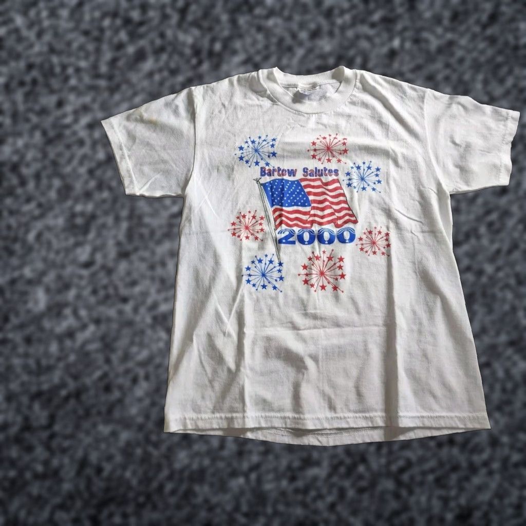 Vintage VINTAGE American Flag July 4th 2000 Bartow FL White Distressed Short Sleeve Mens Cotton T Shirt Size US M / EU 48-50 / 2 - 1 Thumbnail