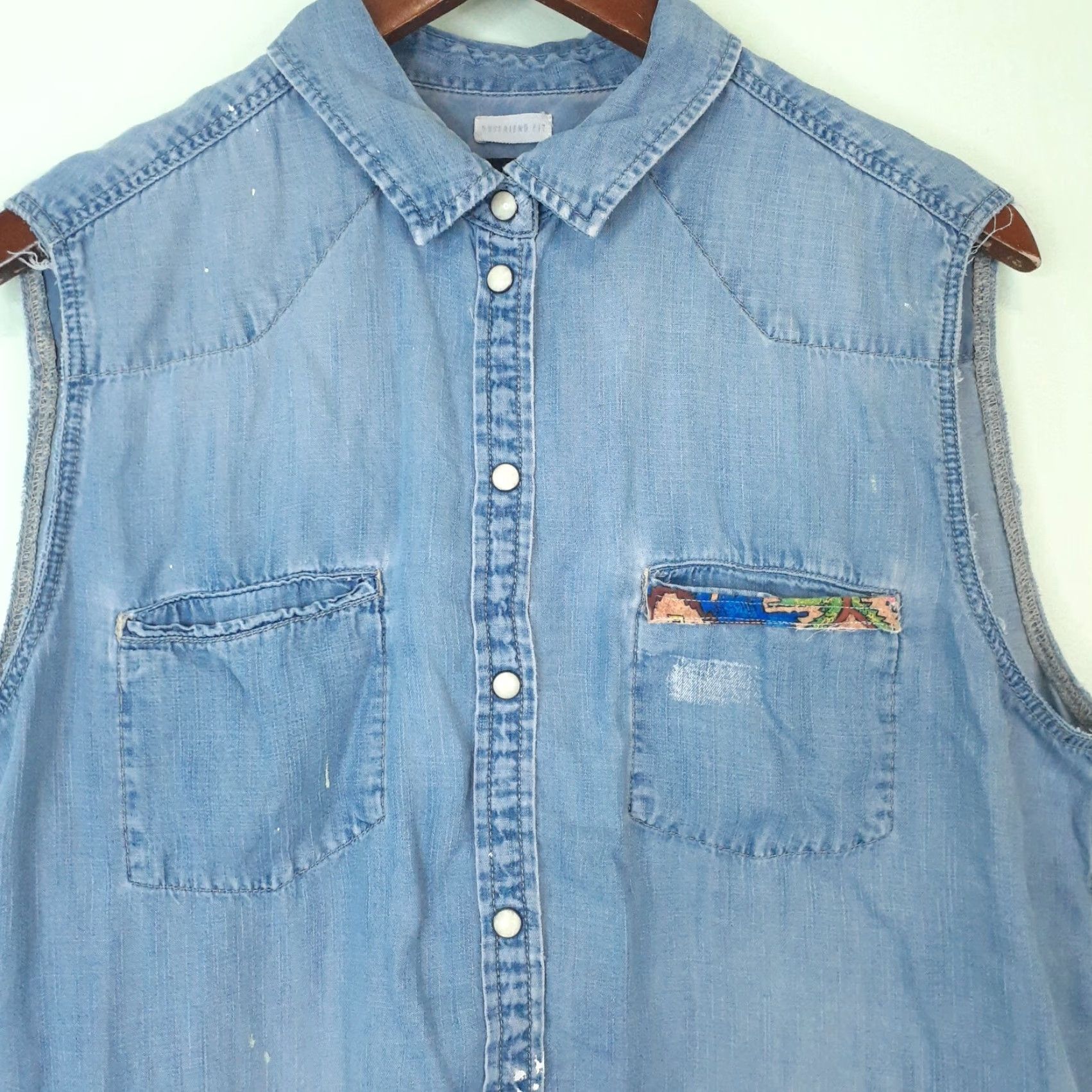 American Eagle Outfitters VINTAGE Chambray Cut Off Shirt Vest Quilt Patches Pearl Snap Paint Splatter L Size L / US 10 / IT 46 - 3 Thumbnail