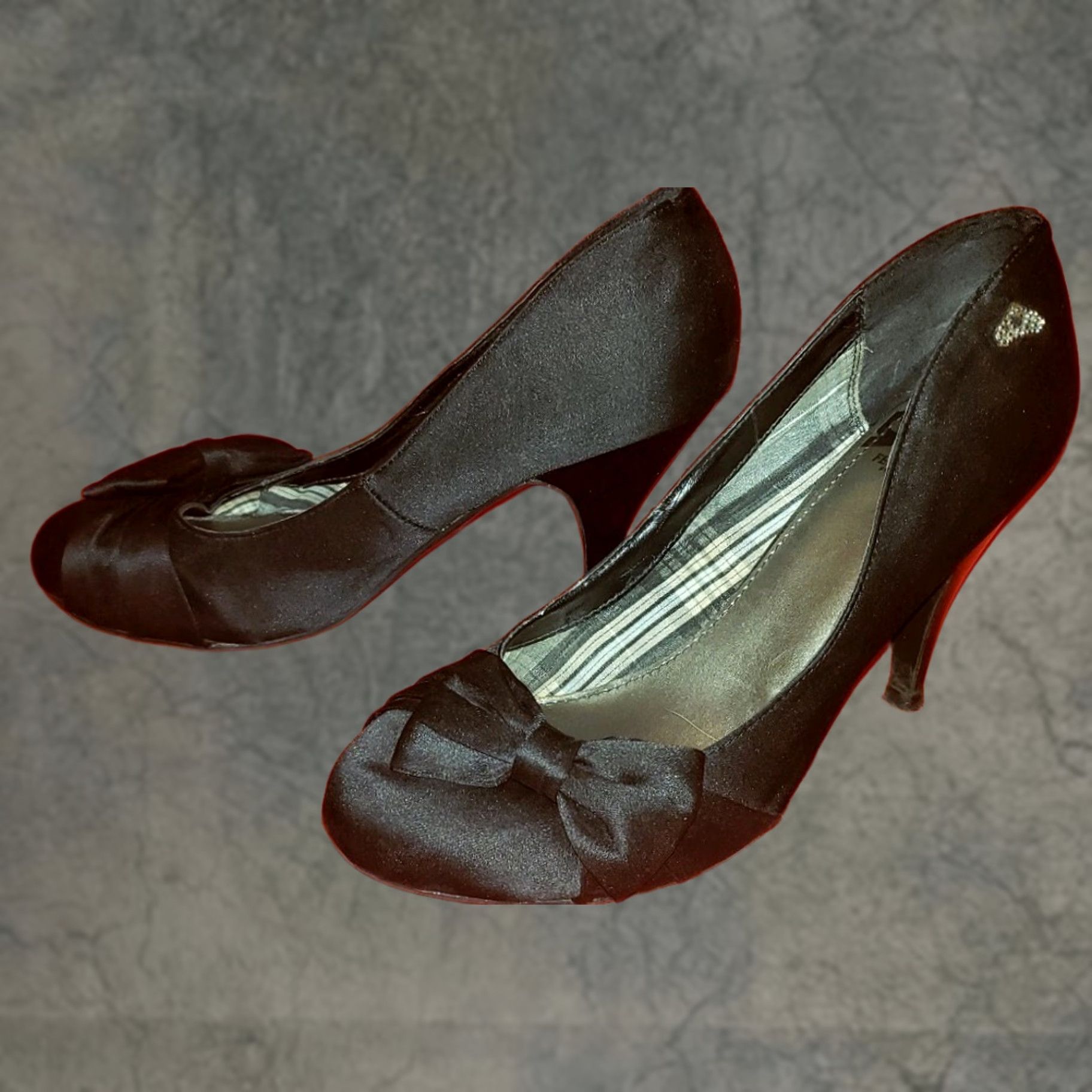 Vintage Fergalicious Pumps Kitten Heel Black Bow 8M Women’s Dress Evening Party Shoes Satin Leather Insole Size US 6 / IT 36 - 1 Thumbnail