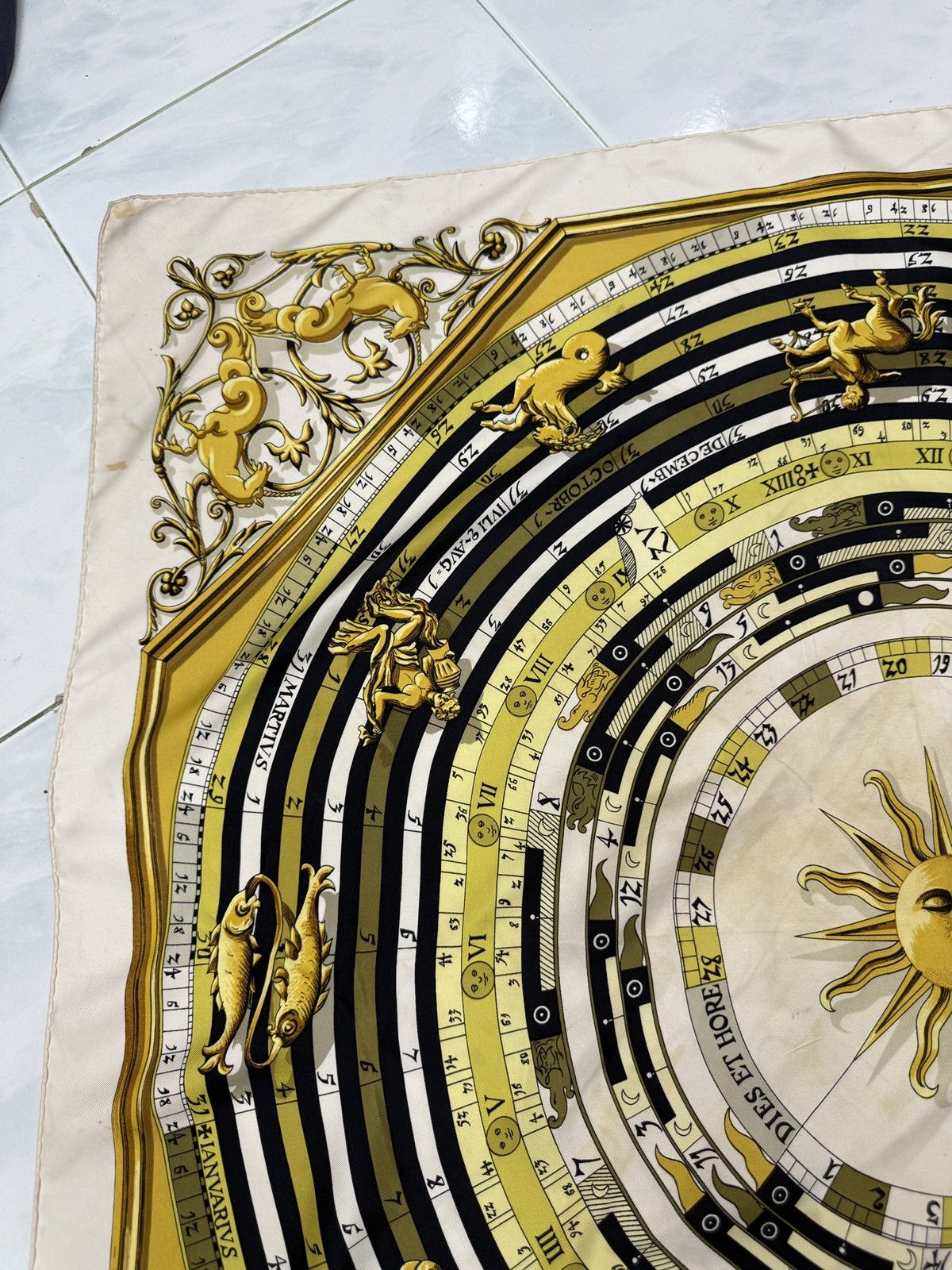 Hermes 🔥🔥🔥AUNTHENTIC VINTAGE HERMES DIES AT HORES SILK SCARF Size ONE SIZE - 2 Thumbnail