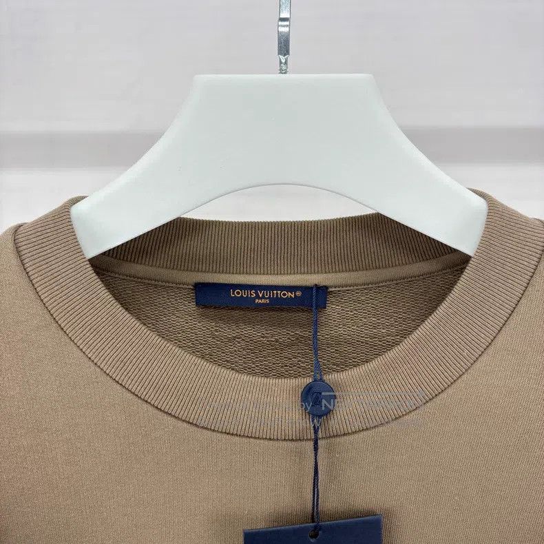 Louis Vuitton Louis Vuitton size 4l Embroidered Letter Sweatshirt Size US M / EU 48-50 / 2 - 6 Thumbnail