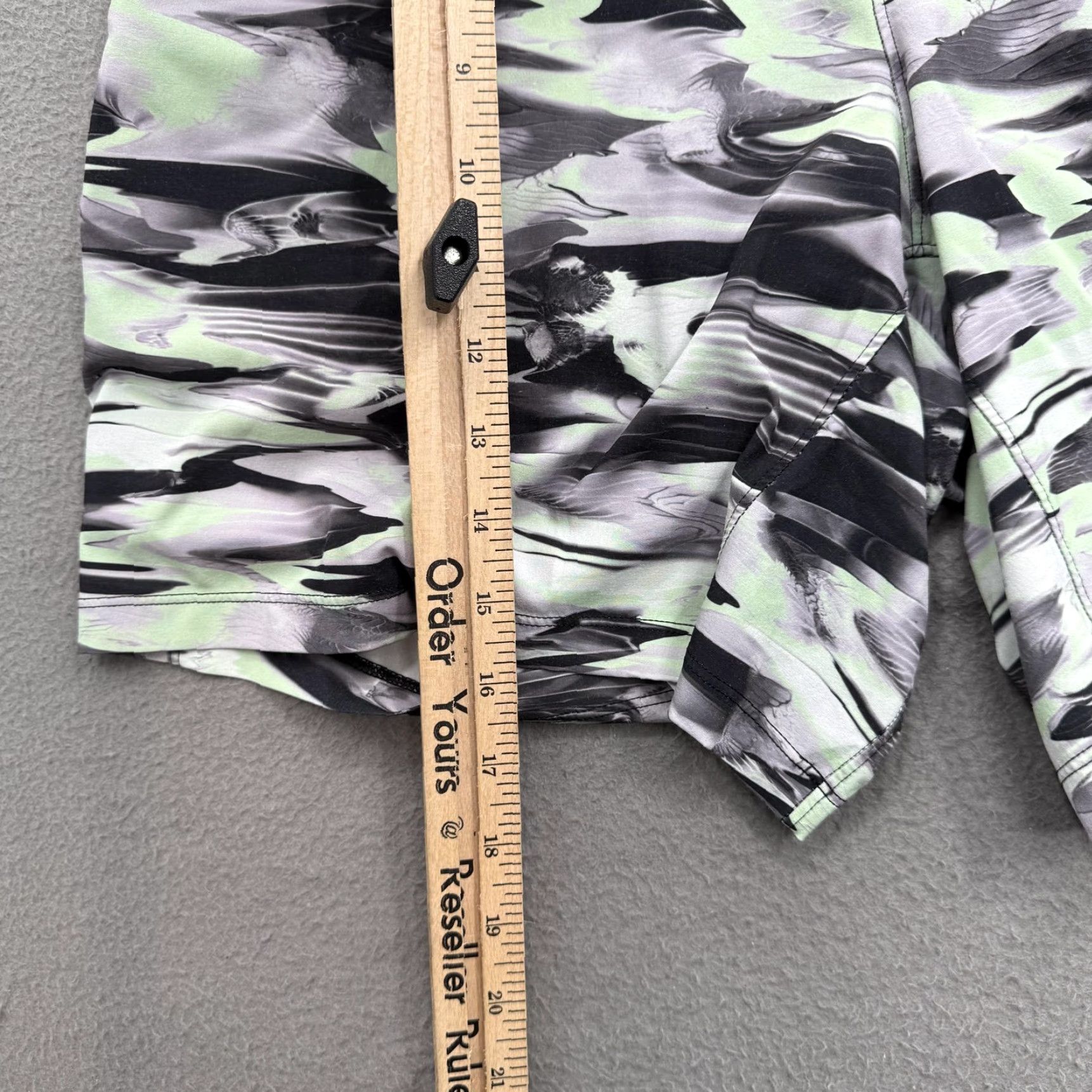 Lululemon Lululemon Shorts Mens Medium Green Black Camouflage Athletic Running Drawstring Pockets Lightweight Size US 31 - 5 Thumbnail