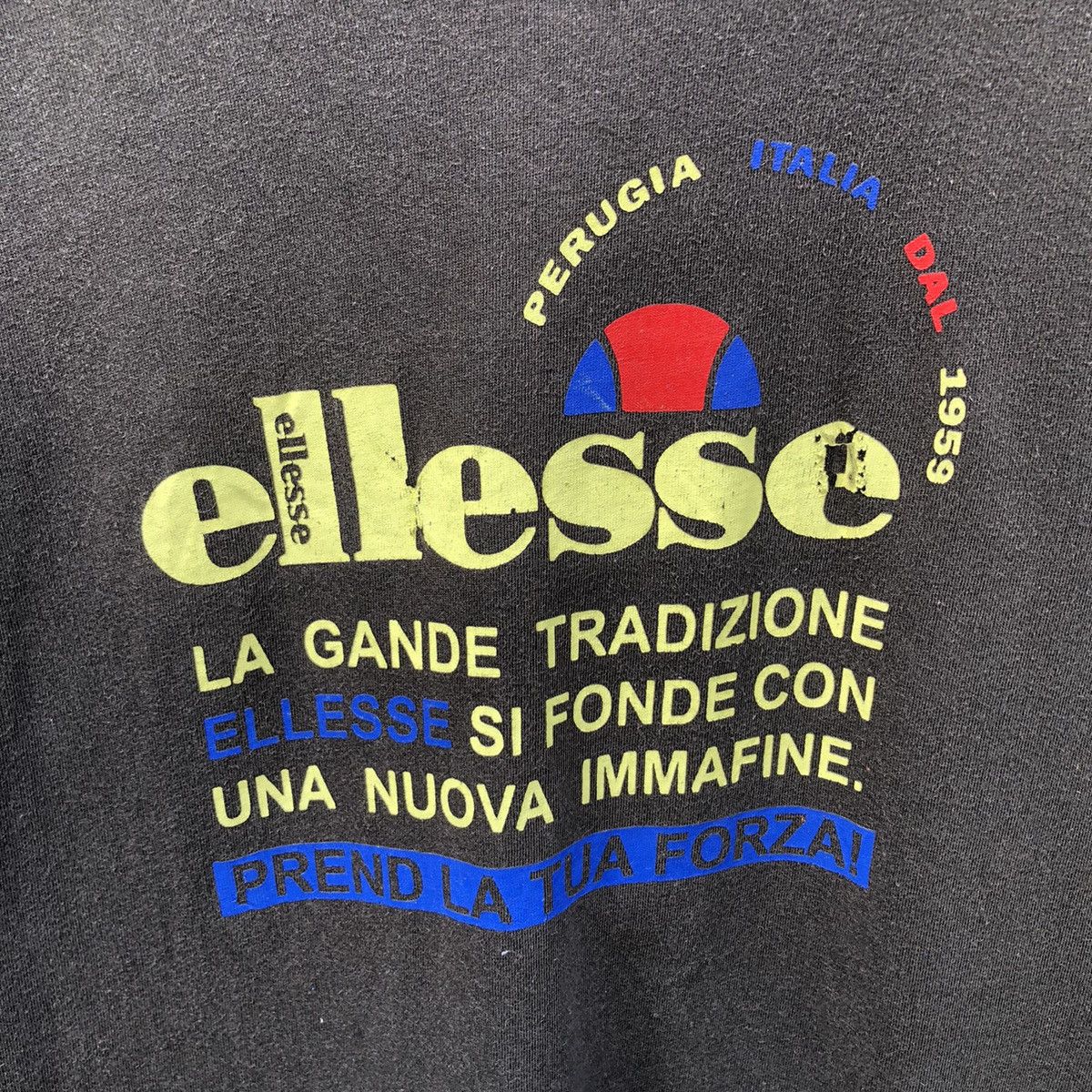 Vintage Vintage 90s Thrashed Faded ellesse Tshirt Size US M / EU 48-50 / 2 - 5 Thumbnail