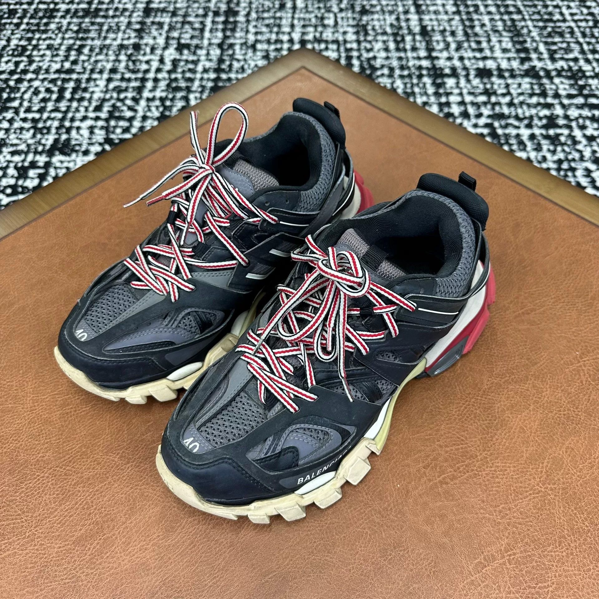 Balenciaga Balenciaga Casual Black Lowtop Sneakers 7 Men Size US 7 / EU 40 - 1 Thumbnail
