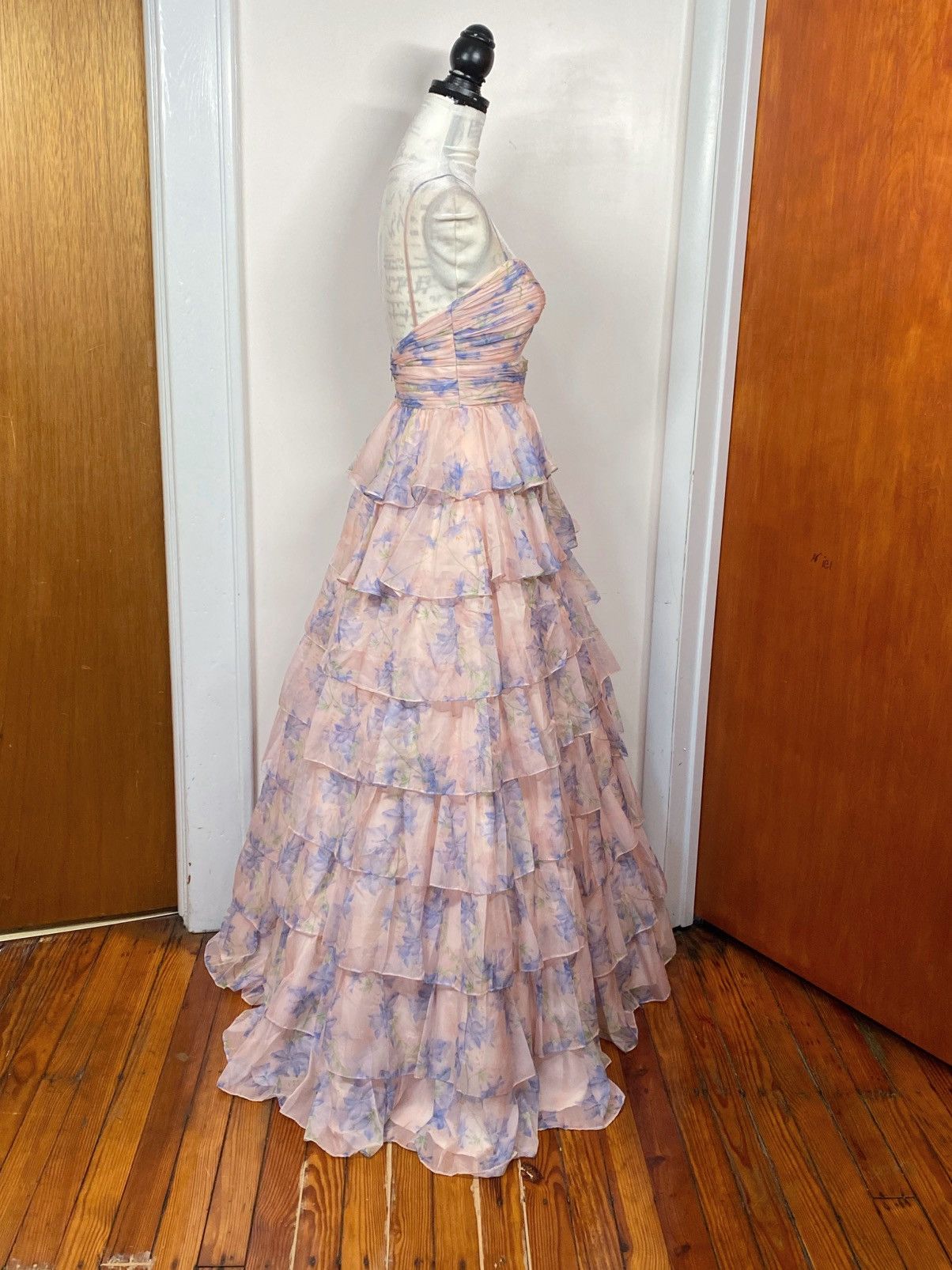 Mac Duggal Mac Duggal Floral Cut Out Ruffle Layered Gown size 4 Size S / US 4 / IT 40 - 6 Thumbnail