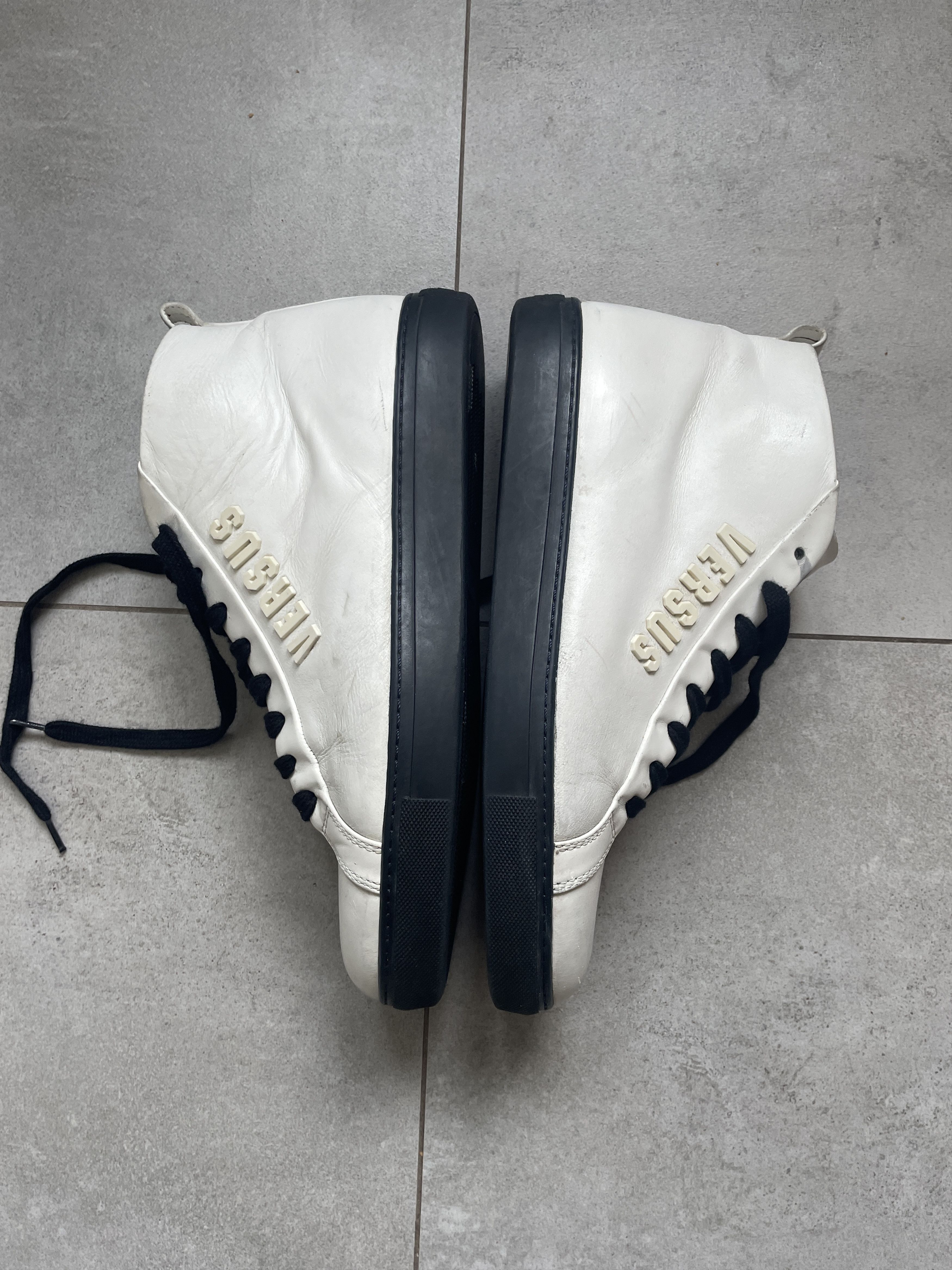 Versace Y2K VERSACE VERSUS ARENA WHITE BLACK LEATHER HI TOPS Size US 10 / EU 43 - 6 Thumbnail